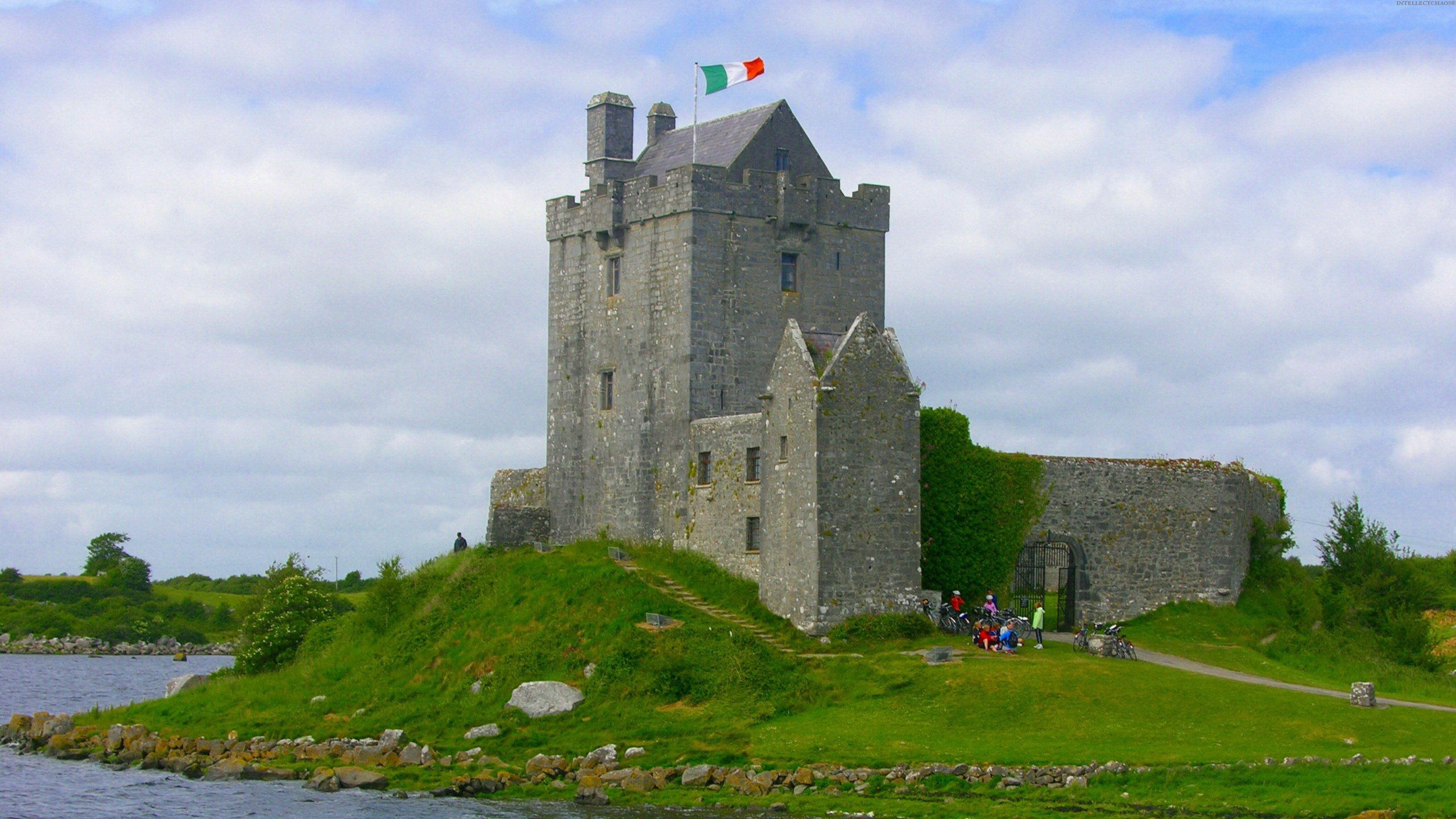 Обои Замок Дангвайр, замок, здание, фортификация, мыс в разрешении 2560x1440