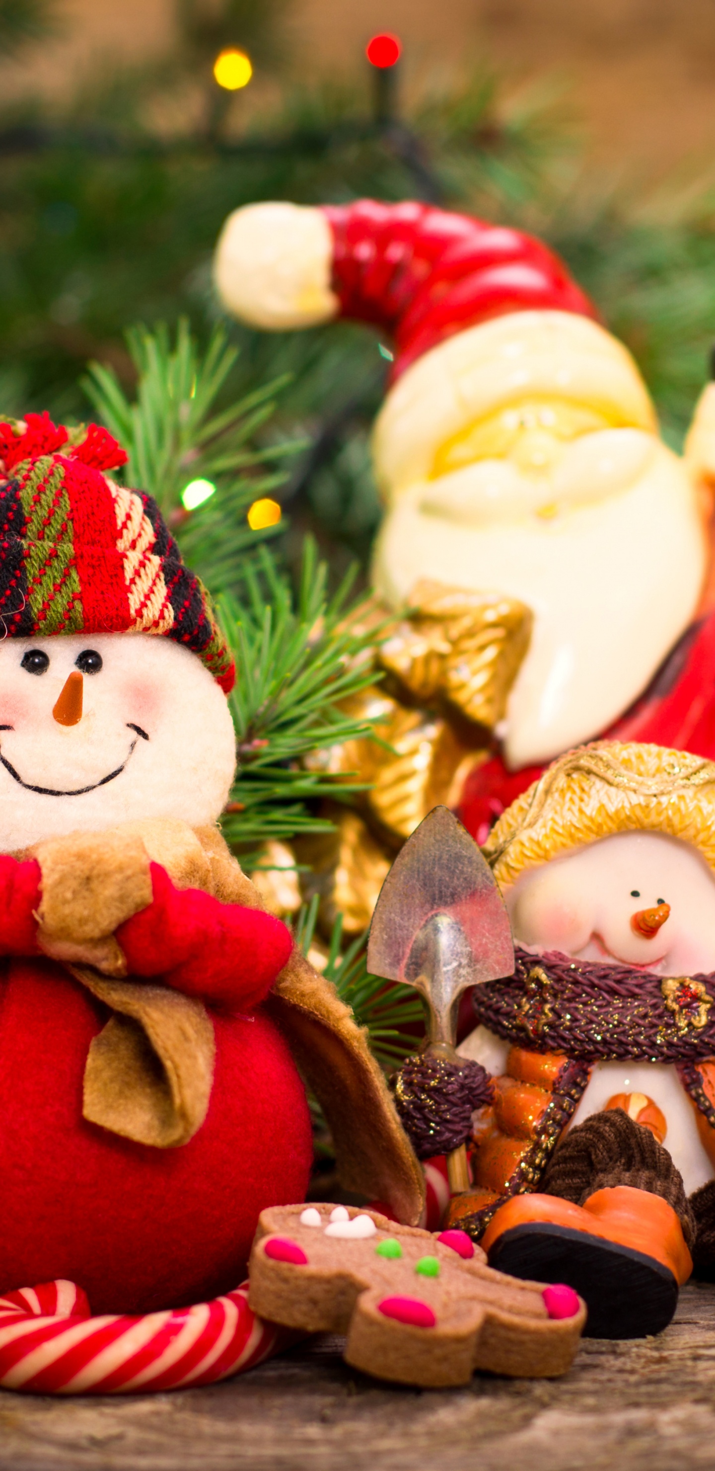 Обои Рождественский день, Санта-Клаус, Рождество, елка, рождественский орнамент в разрешении 1440x2960