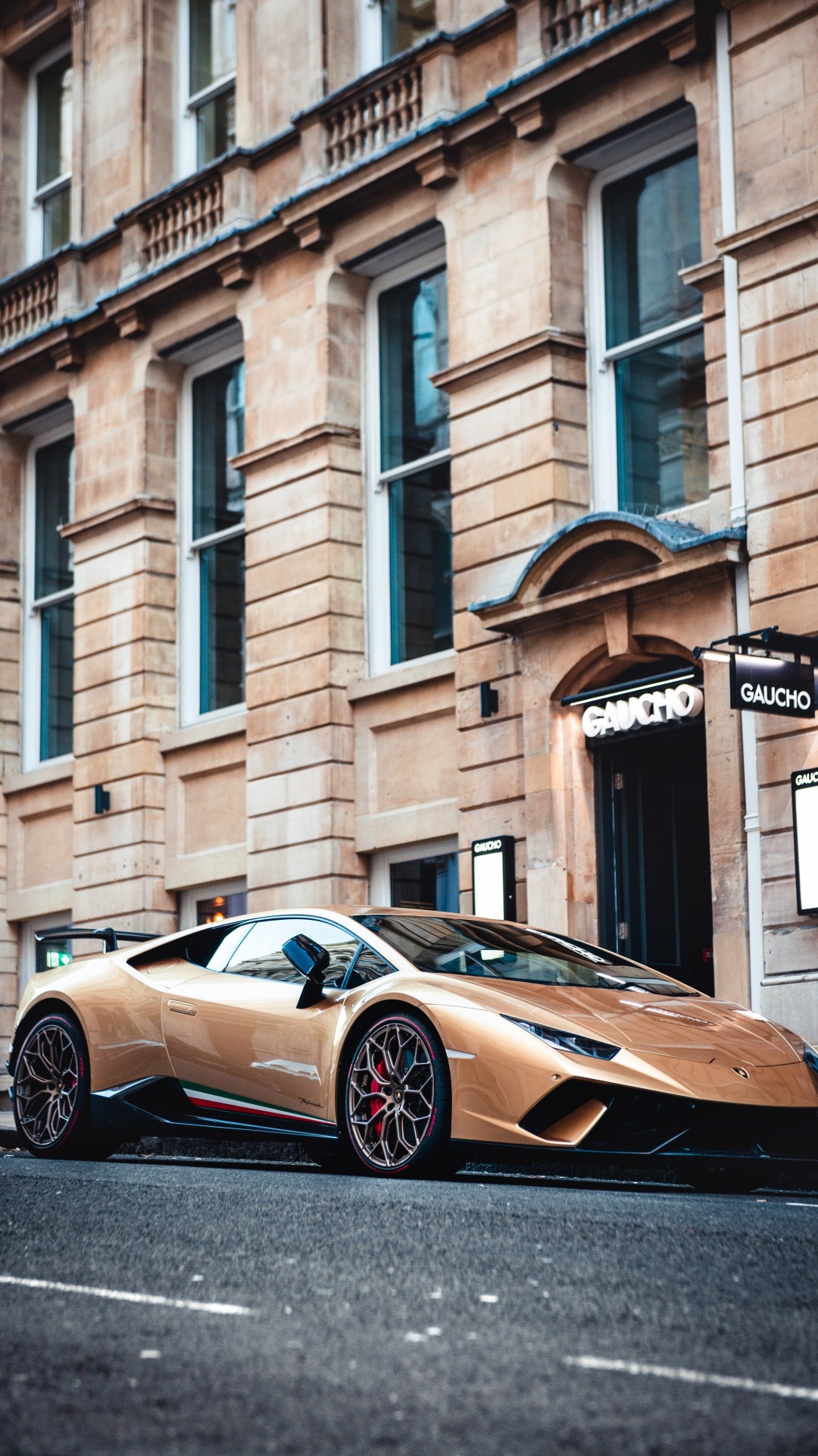 Обои суперкар, архитектура, спортивный автомобиль, фасад, автомобиль в разрешении 1080x1920