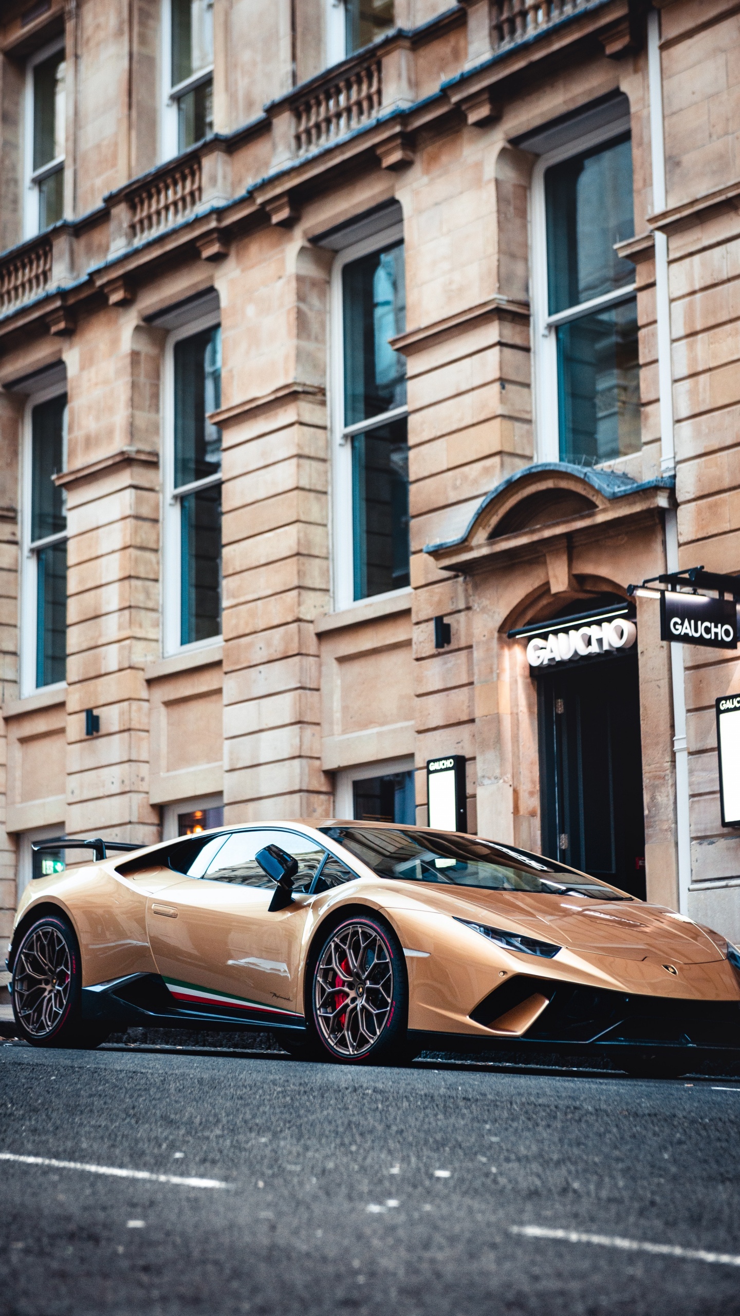 Обои суперкар, архитектура, спортивный автомобиль, фасад, автомобиль в разрешении 1440x2560