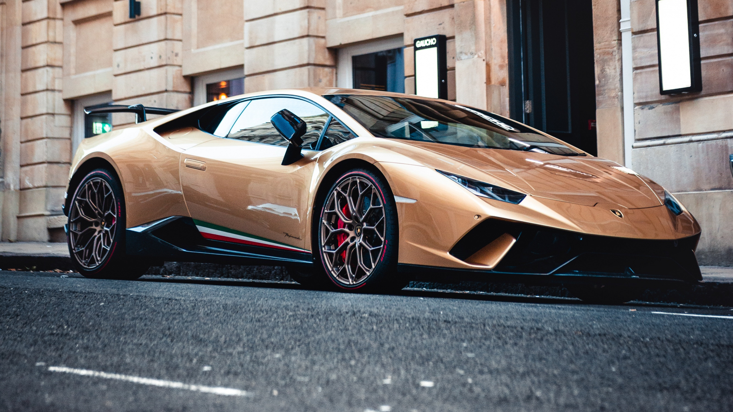 Обои суперкар, архитектура, спортивный автомобиль, фасад, автомобиль в разрешении 2560x1440