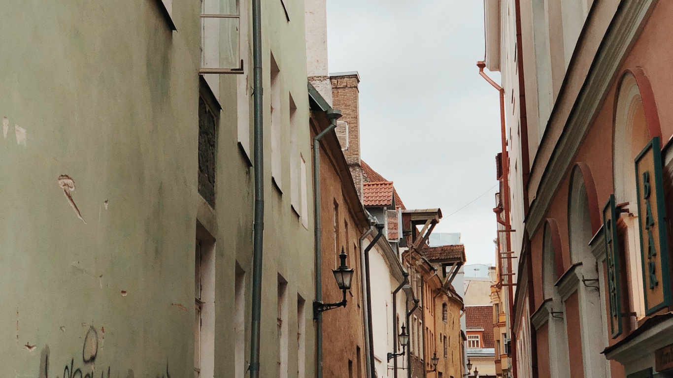 Обои аллея, лучшие туры по португалии, окно, дорога, городок в разрешении 1366x768