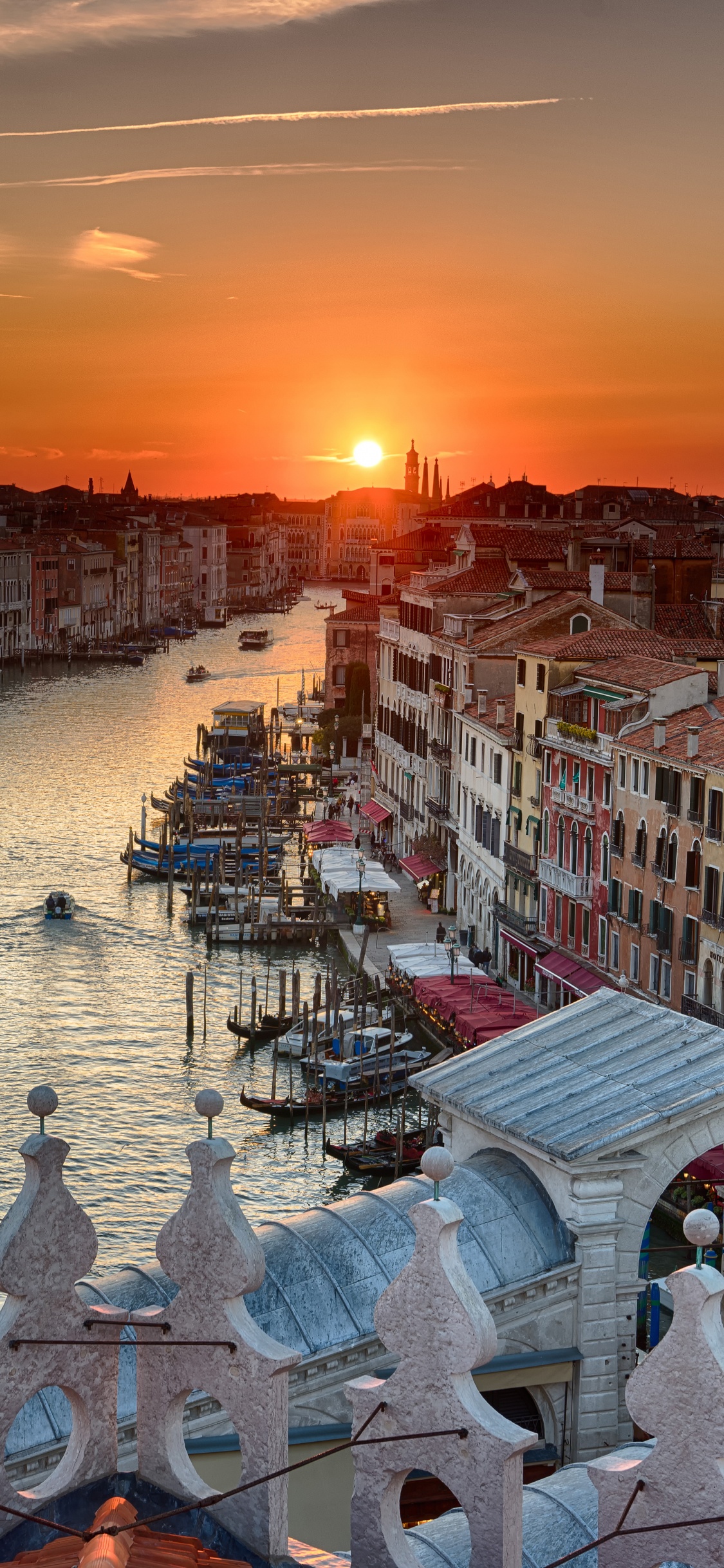 Обои закат, городок, город, водный путь, вечер в разрешении 1125x2436