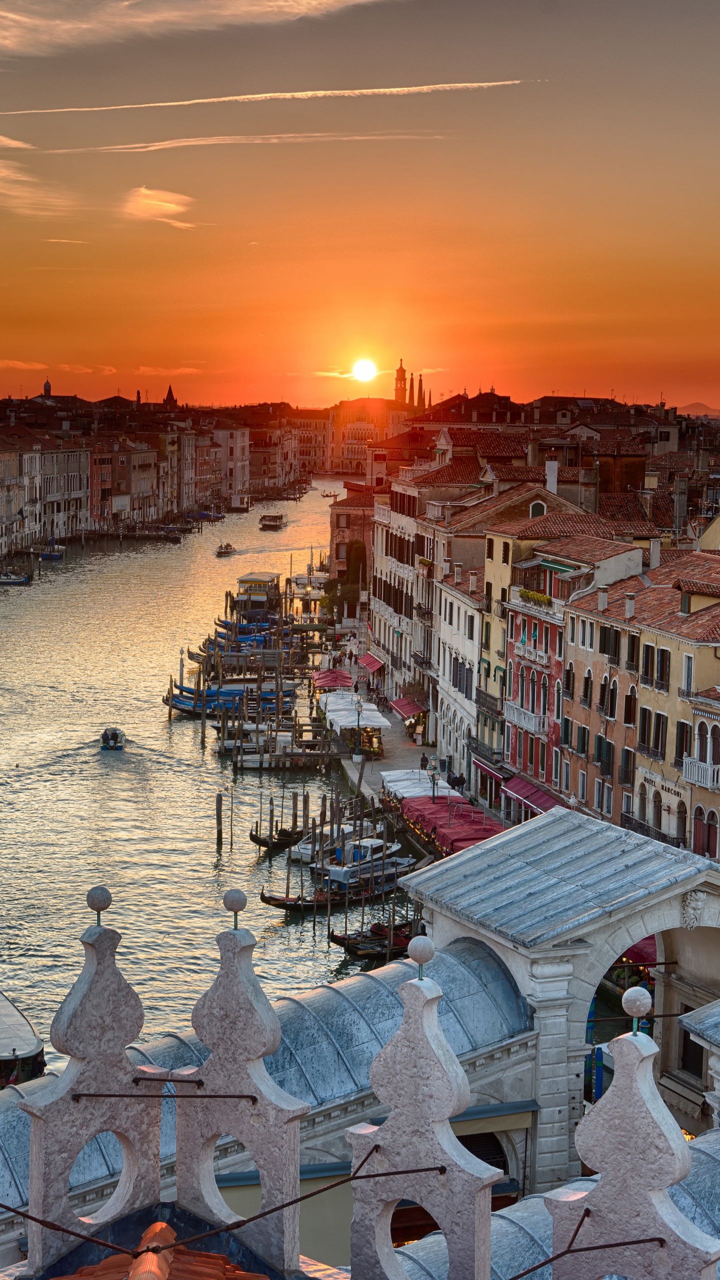 Обои закат, городок, город, водный путь, вечер в разрешении 1440x2560