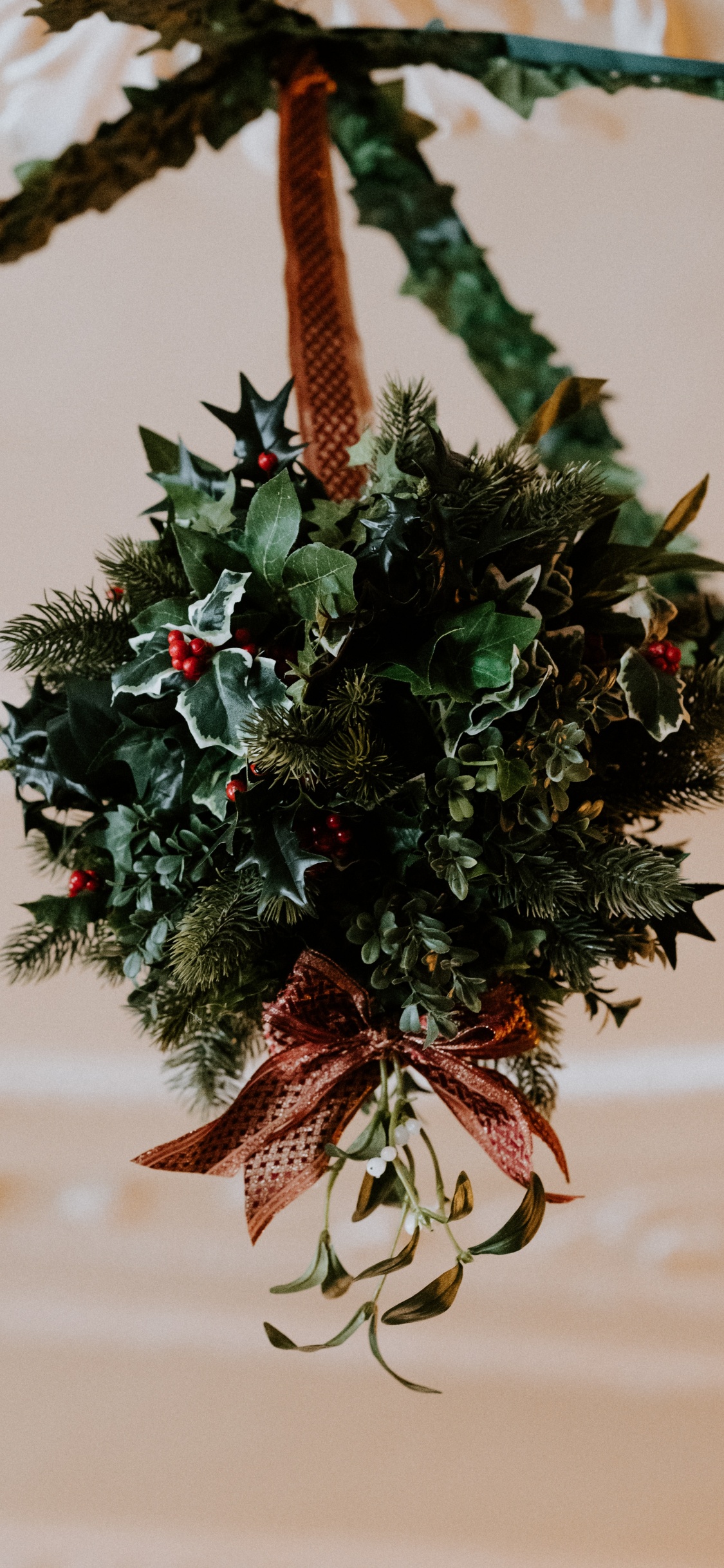 Обои Рождественский день, растение, рождественский орнамент, Рождество, ветвь в разрешении 1125x2436