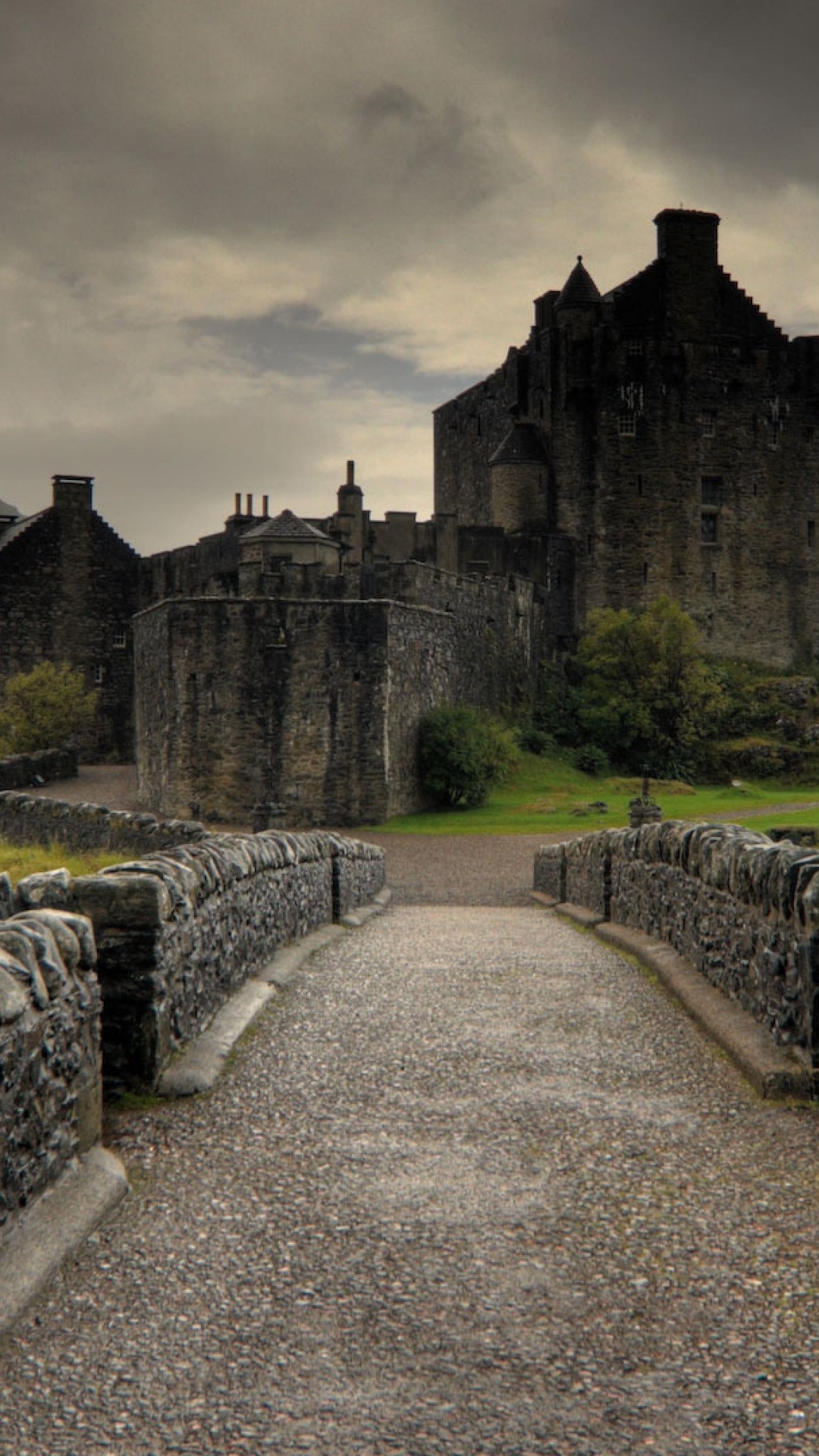 Обои замок, нагорье, здание, фортификация, облако в разрешении 1080x1920