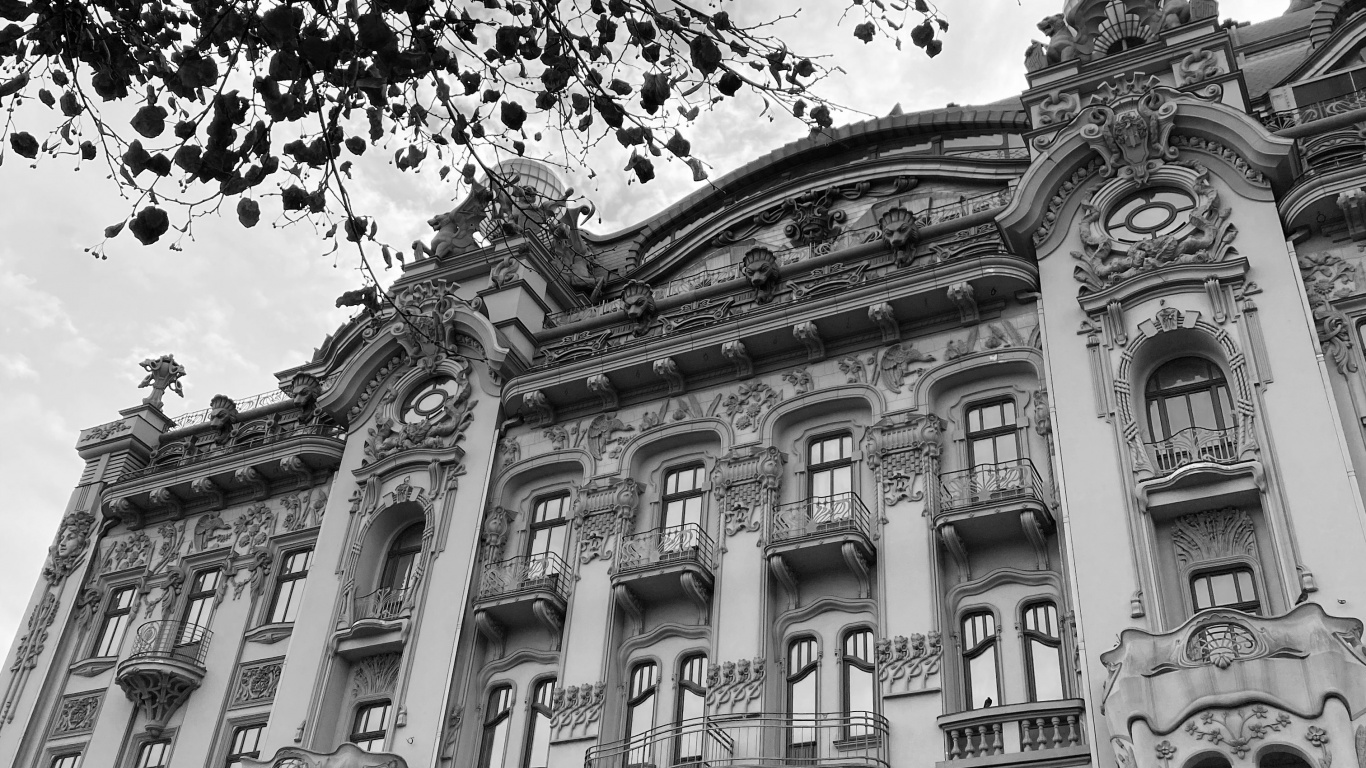Обои ориентир, классическая архитектура, черный и белый, история, фасад в разрешении 1366x768