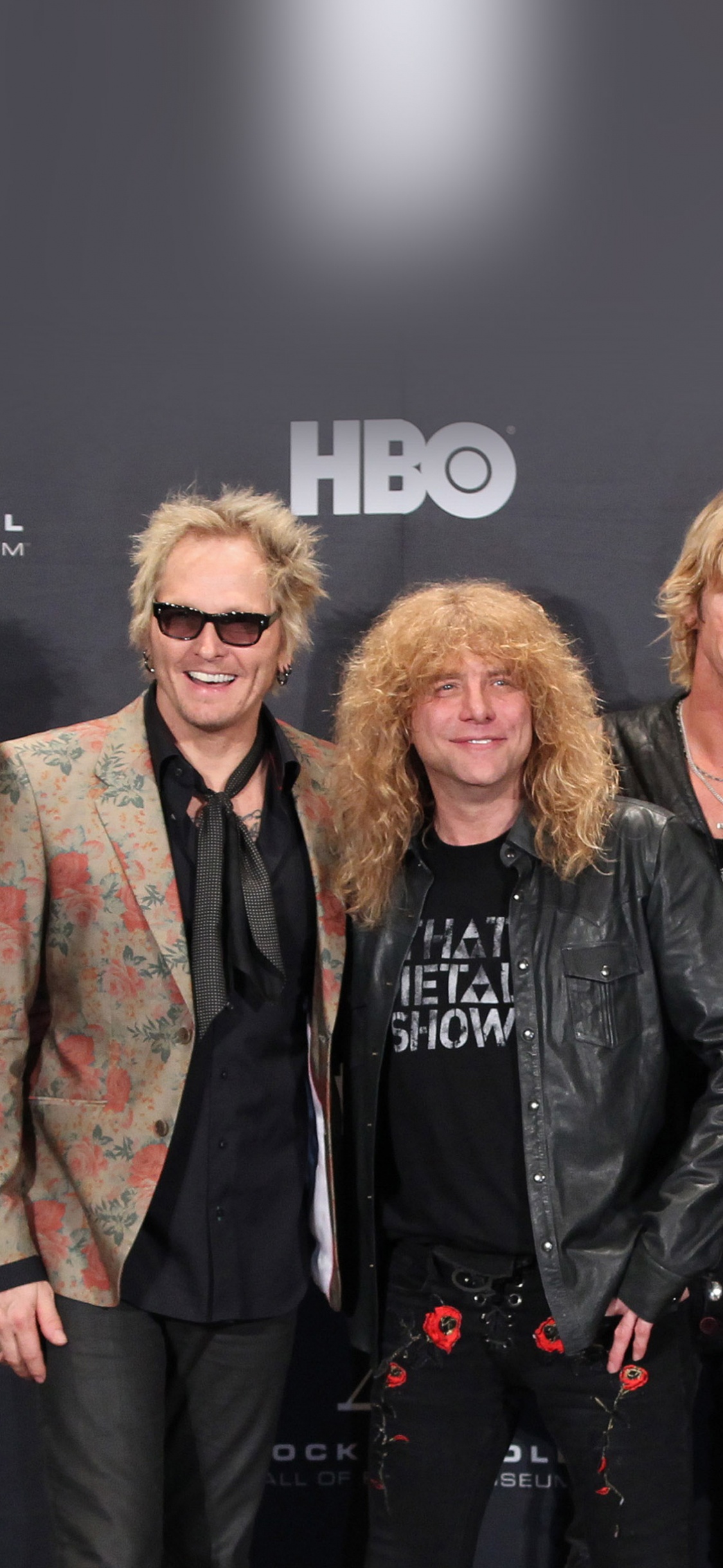 Обои Слэш, Дафф Маккаган, Guns N Roses, тяжелый рок, фэшн в разрешении 1125x2436