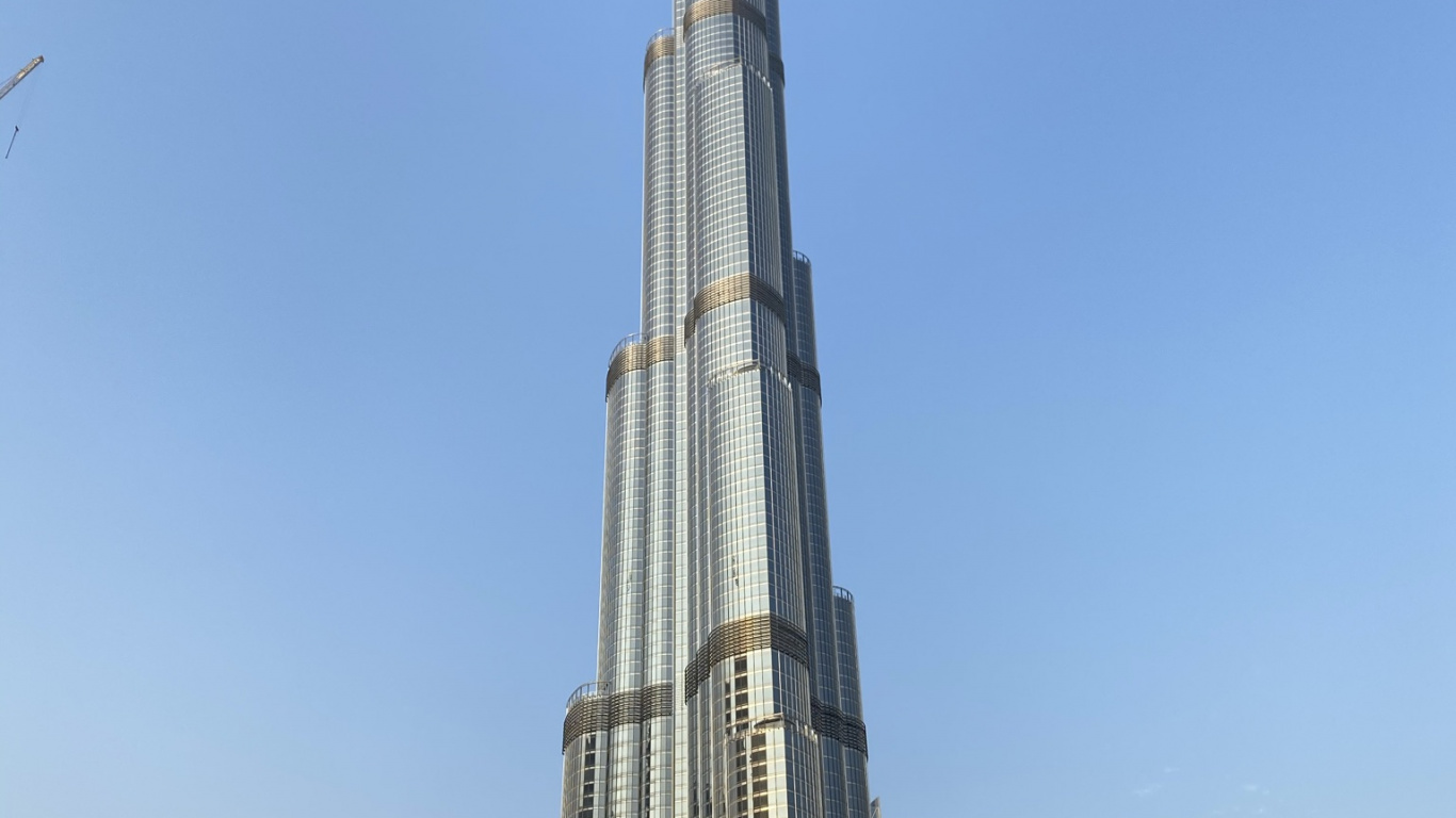 Обои Дубай, Бурдж Халифа, небоскреб, национальный исторический памятник, дневное время в разрешении 1366x768