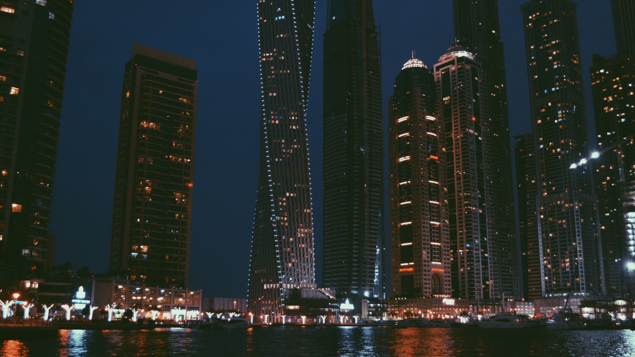 Обои небоскреб, ночь, Дубай, город, городской пейзаж в разрешении 2560x1440