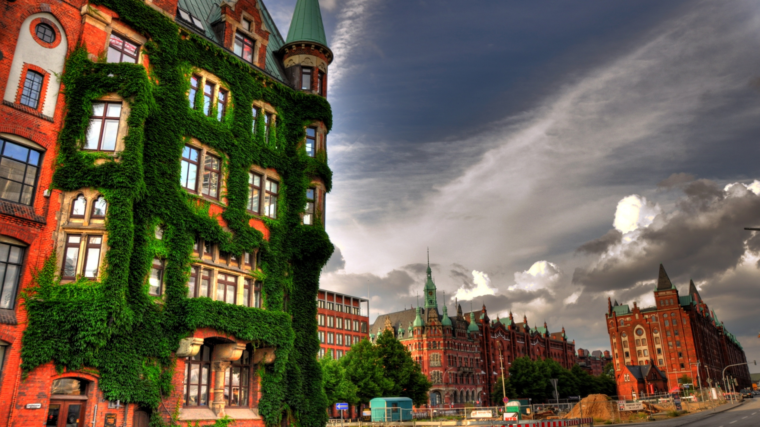 Обои город, городок, здание, ориентир, городской район в разрешении 2560x1440