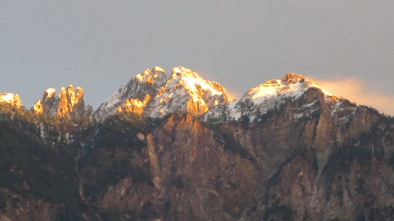 Обои Альпы, горный хребет, облако, гора, растение в разрешении 1280x720