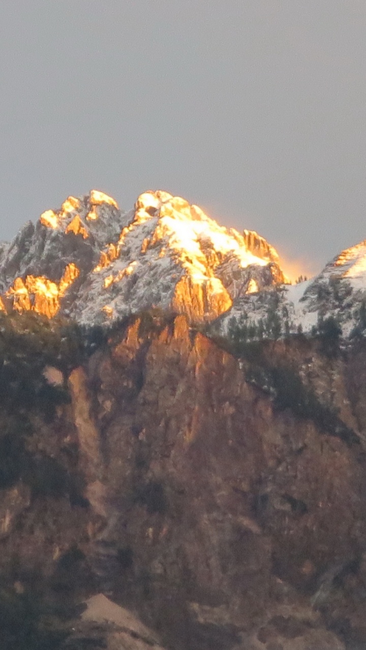 Обои Альпы, горный хребет, облако, гора, растение в разрешении 720x1280