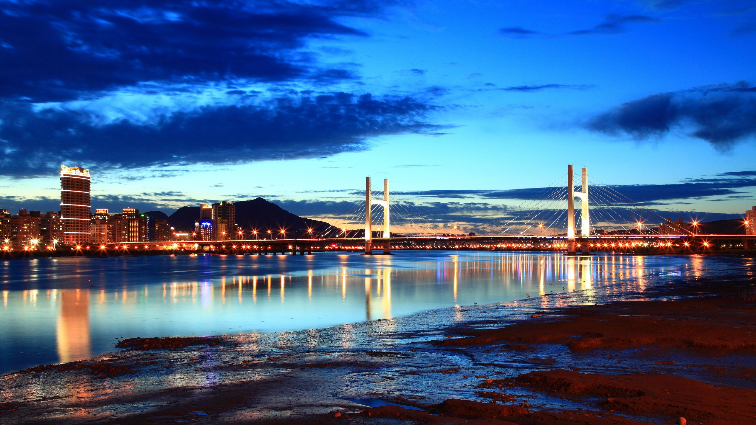 Обои город, отражение, ориентир, ночь, вечер в разрешении 2560x1440