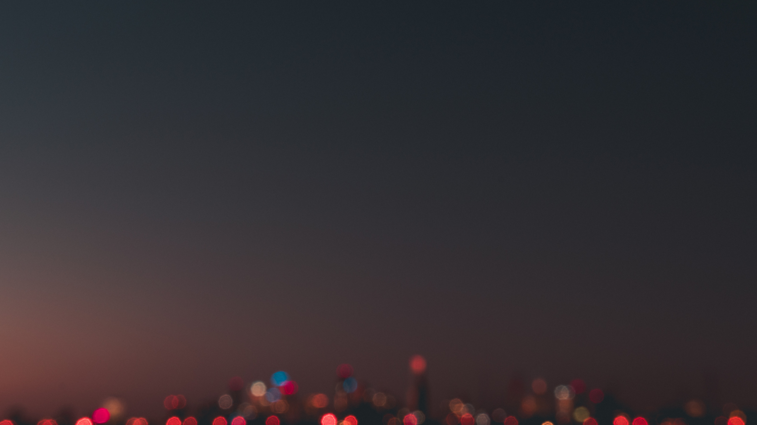 Обои здание, красный цвет, ночь, свет, атмосфера в разрешении 2560x1440