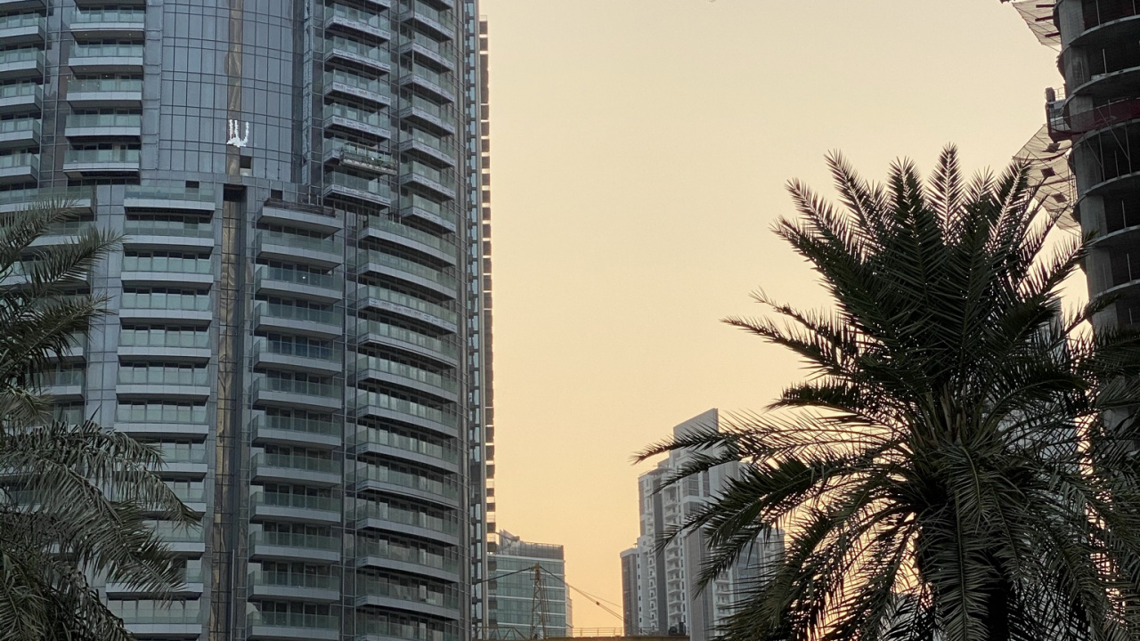 Обои небоскреб, башня, дневное время, городской район, город в разрешении 1280x720