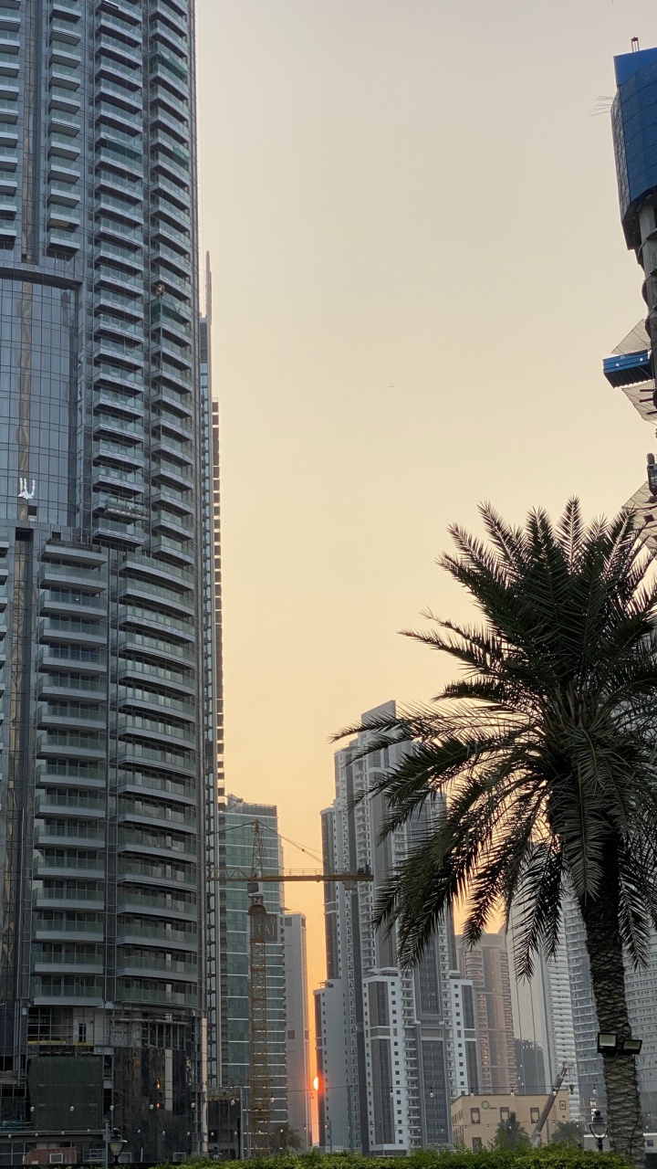 Обои небоскреб, башня, дневное время, городской район, город в разрешении 720x1280