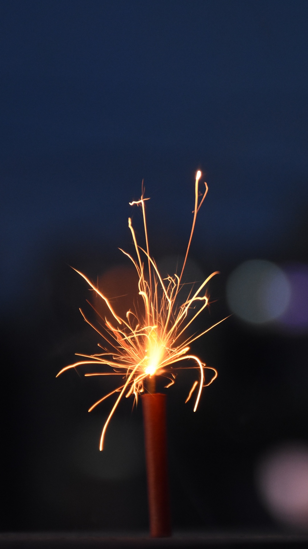 Обои день нового года, бенгальский огонь, салют, свет, кофейная чашка в разрешении 1080x1920