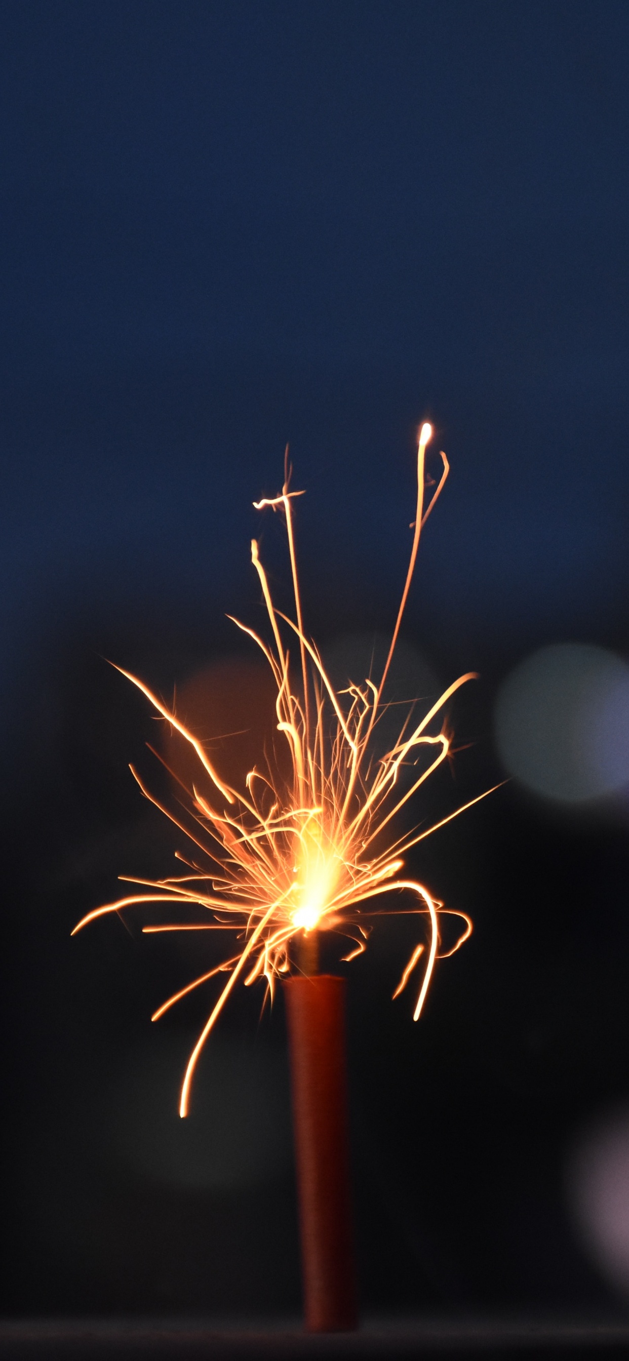 Обои день нового года, бенгальский огонь, салют, свет, кофейная чашка в разрешении 1242x2688