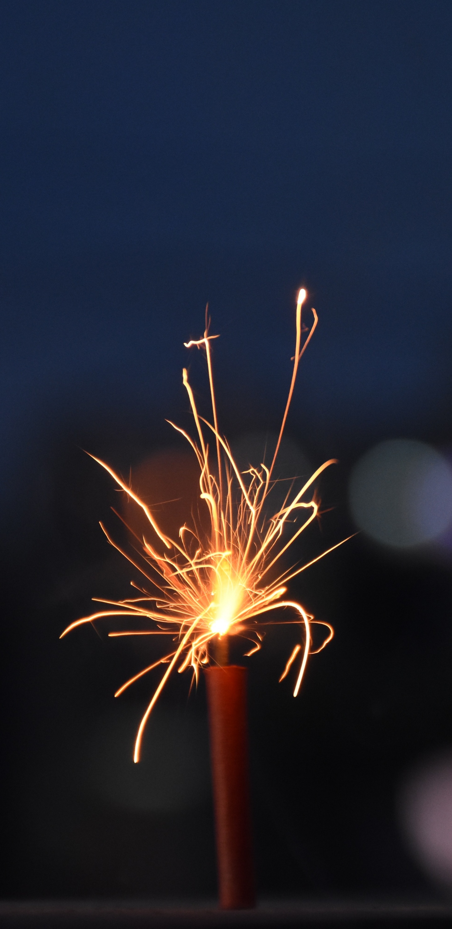 Обои день нового года, бенгальский огонь, салют, свет, кофейная чашка в разрешении 1440x2960