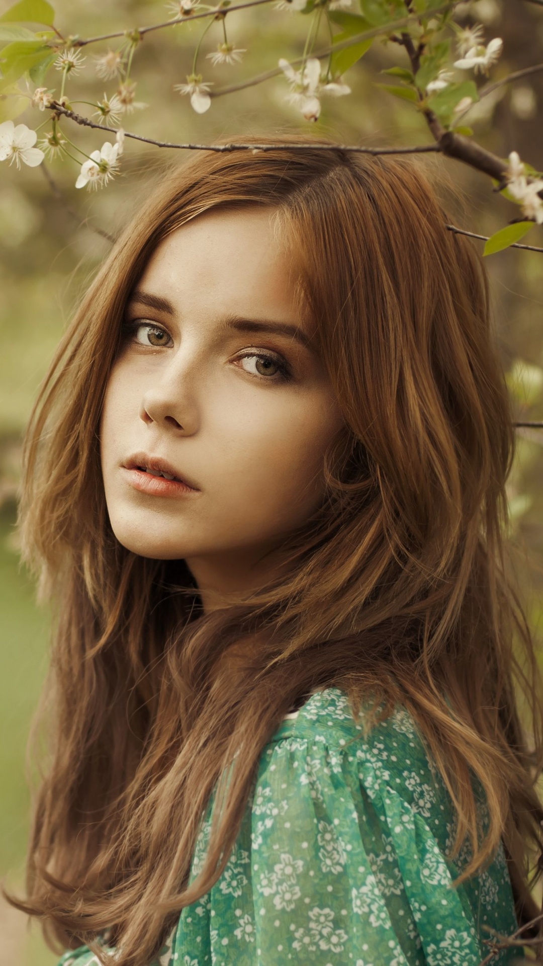 Обои каштановые волосы, волосы, красота, длинные волосы, прическа в разрешении 1080x1920