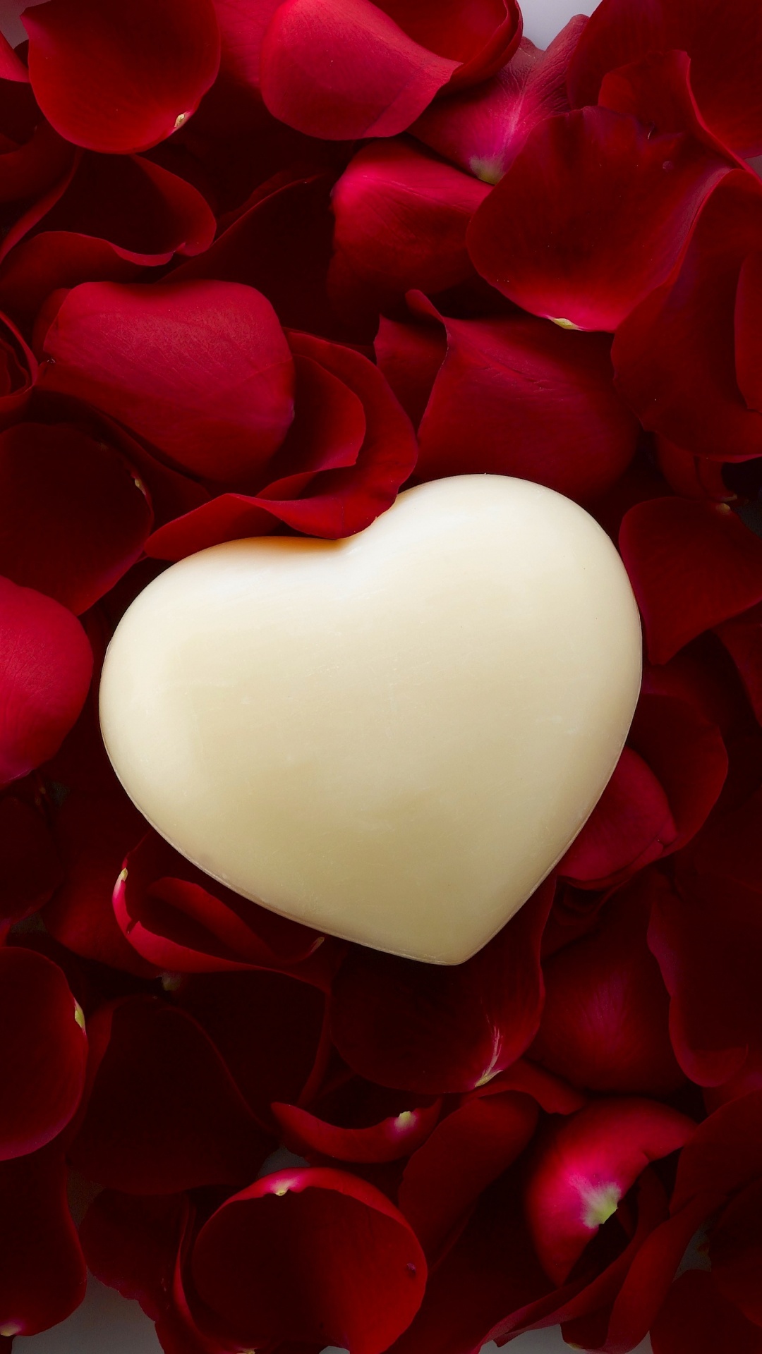 Обои сердце, красный цвет, лепесток, День Святого Валентина, любовь в разрешении 1080x1920