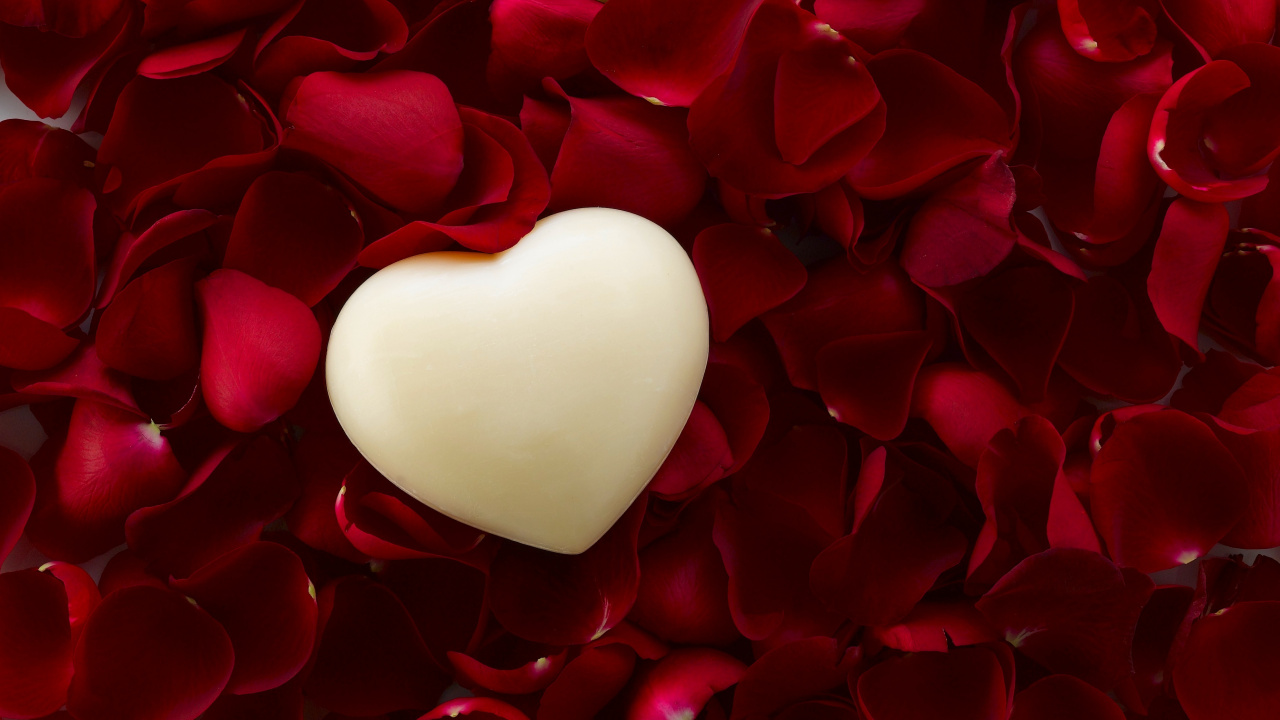 Обои сердце, красный цвет, лепесток, День Святого Валентина, любовь в разрешении 1280x720