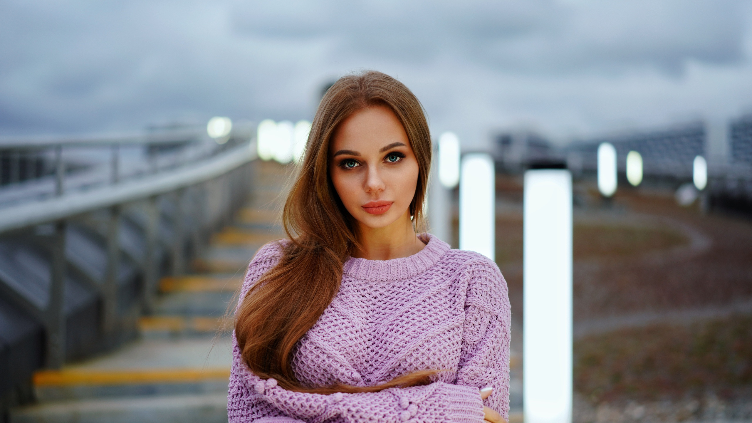 Обои волосы, лицо, красота, розовый, губа в разрешении 2560x1440