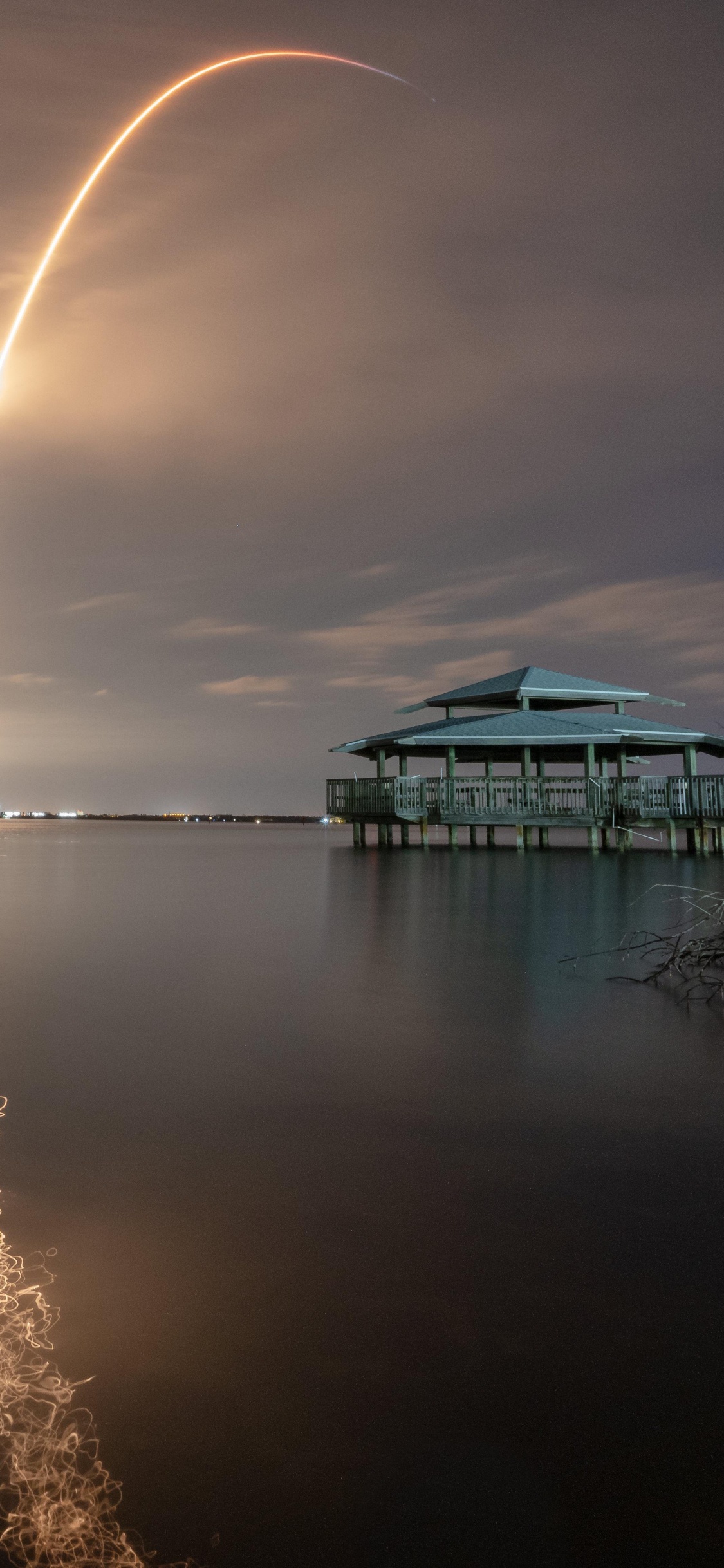 Обои отражение, постер, арт, ракета, вода в разрешении 1125x2436