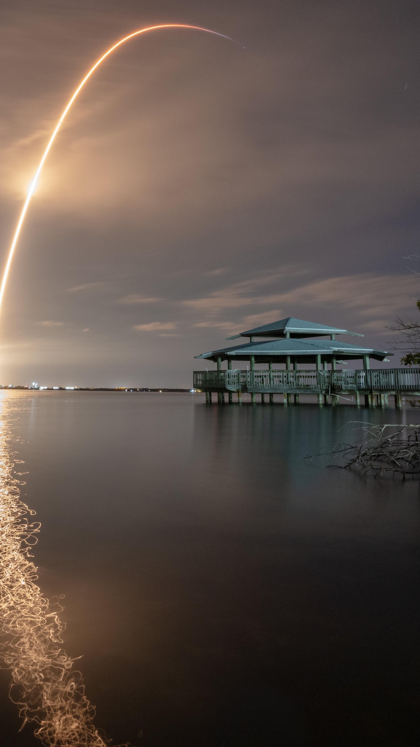 Обои отражение, постер, арт, ракета, вода в разрешении 1440x2560