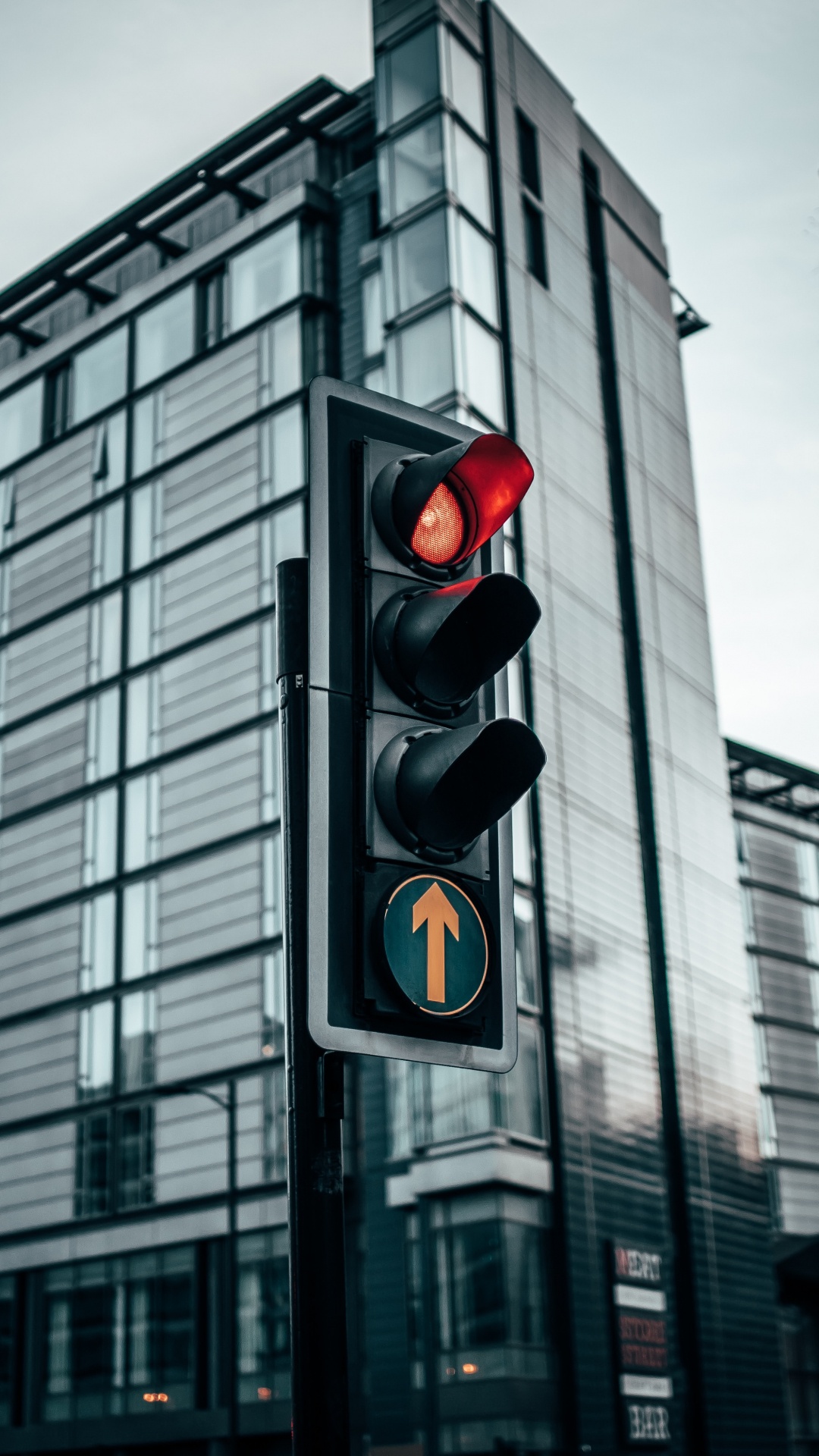 Обои корпоративный штаб, фасад, свет, метрополия, город в разрешении 1080x1920