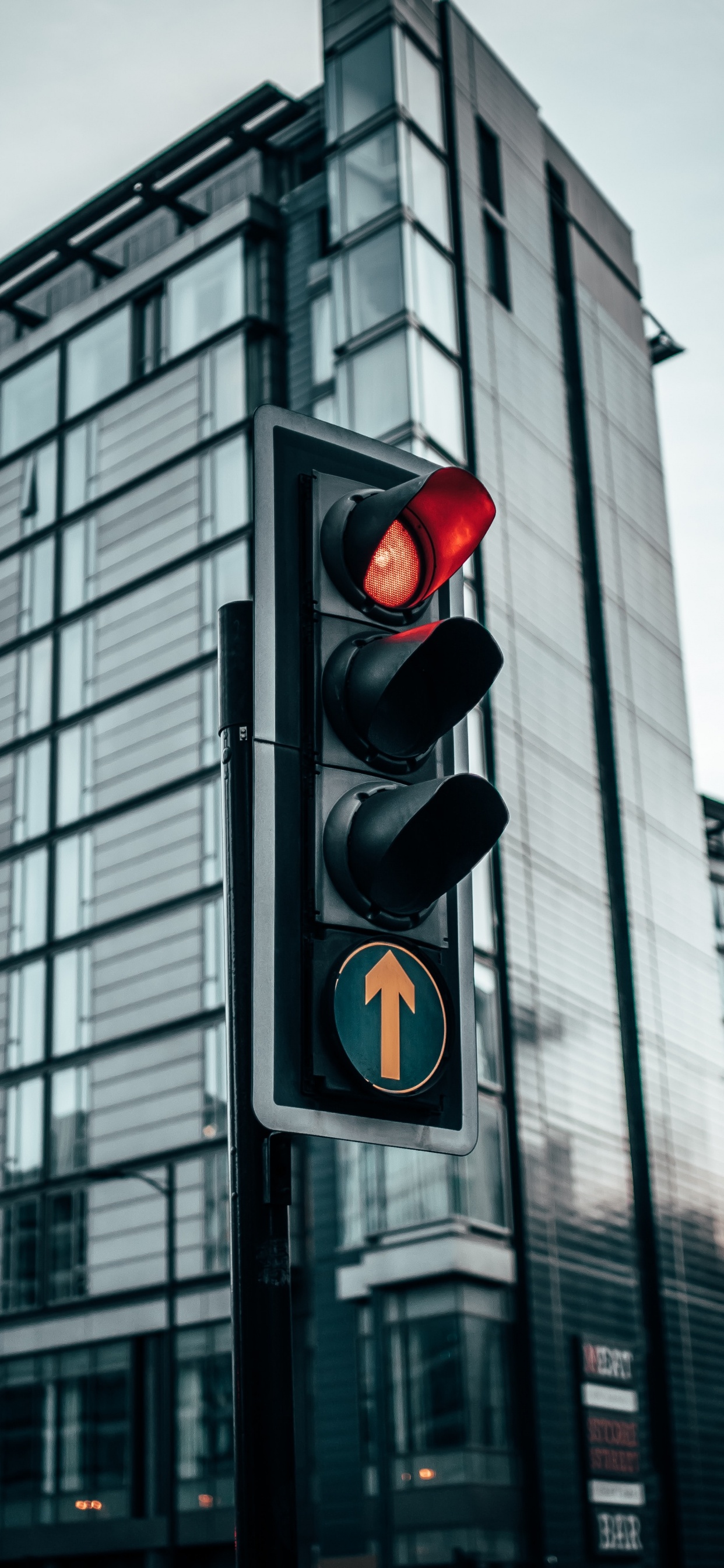 Обои корпоративный штаб, фасад, свет, метрополия, город в разрешении 1242x2688