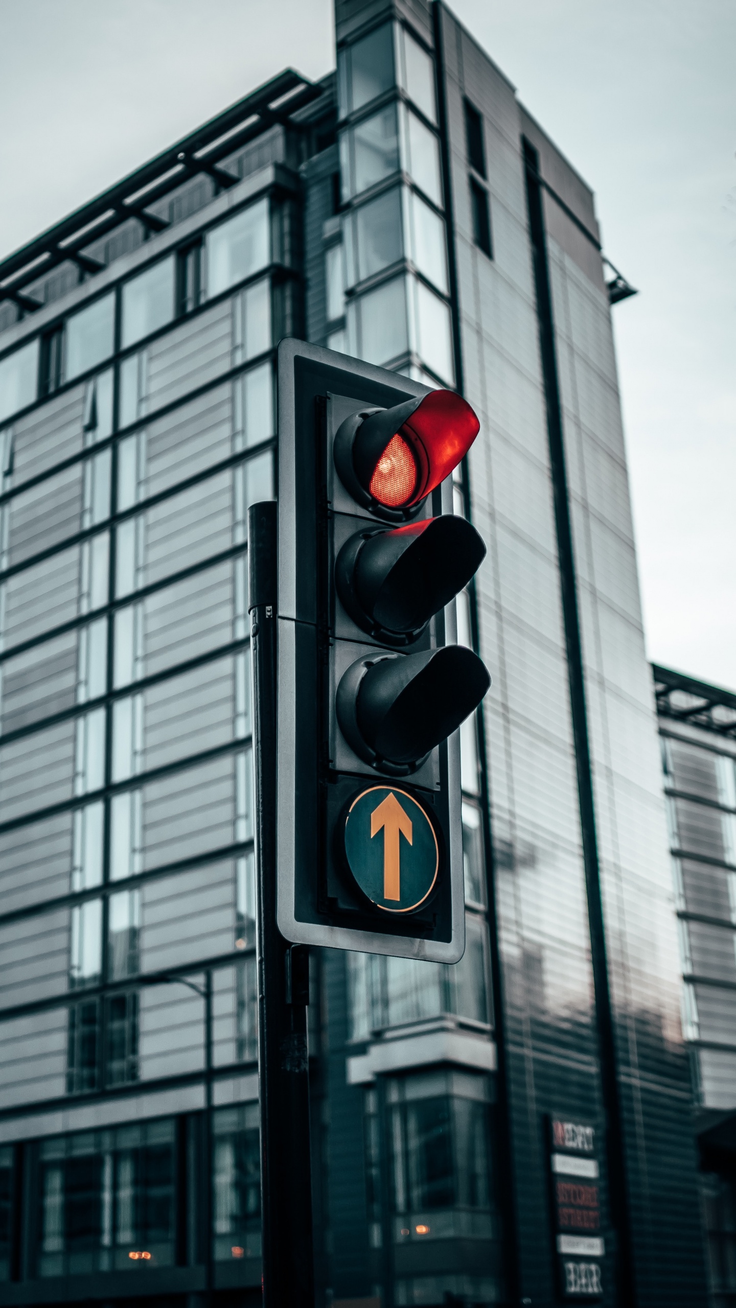 Обои корпоративный штаб, фасад, свет, метрополия, город в разрешении 1440x2560