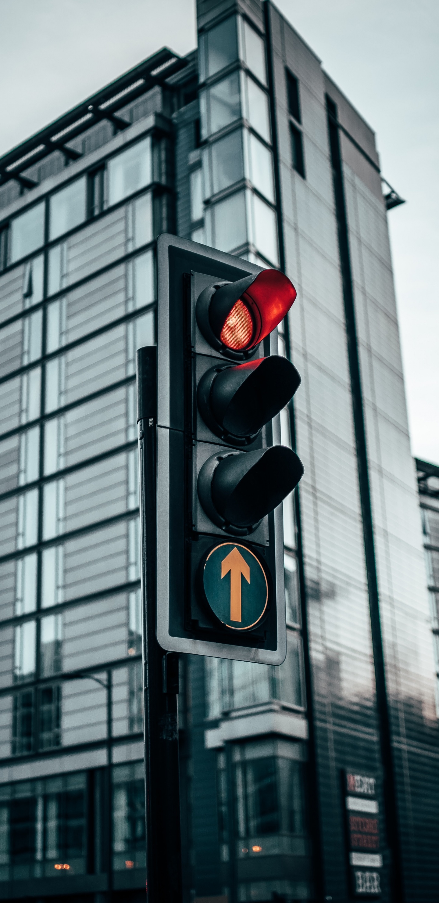 Обои корпоративный штаб, фасад, свет, метрополия, город в разрешении 1440x2960