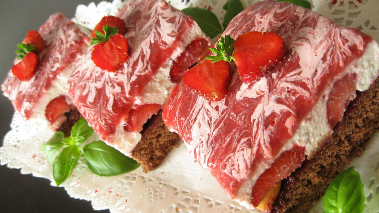 Обои взбитые сливки, клубника, клубничный торт, пища, наполнитель в разрешении 1280x720