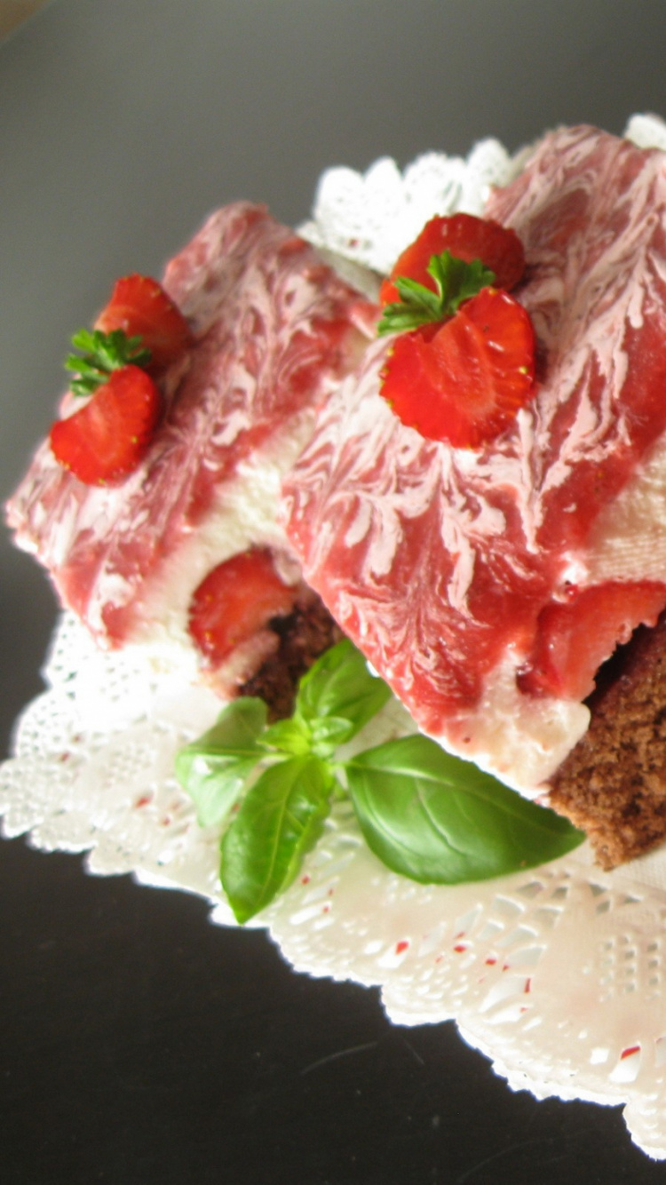 Обои взбитые сливки, клубника, клубничный торт, пища, наполнитель в разрешении 750x1334