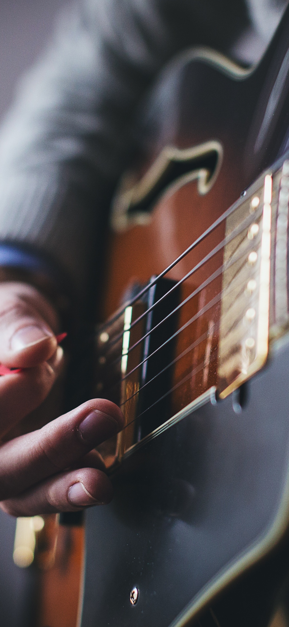 Обои гитара, акустическая гитара, струнный инструмент, электрогитара, музыкант в разрешении 1125x2436