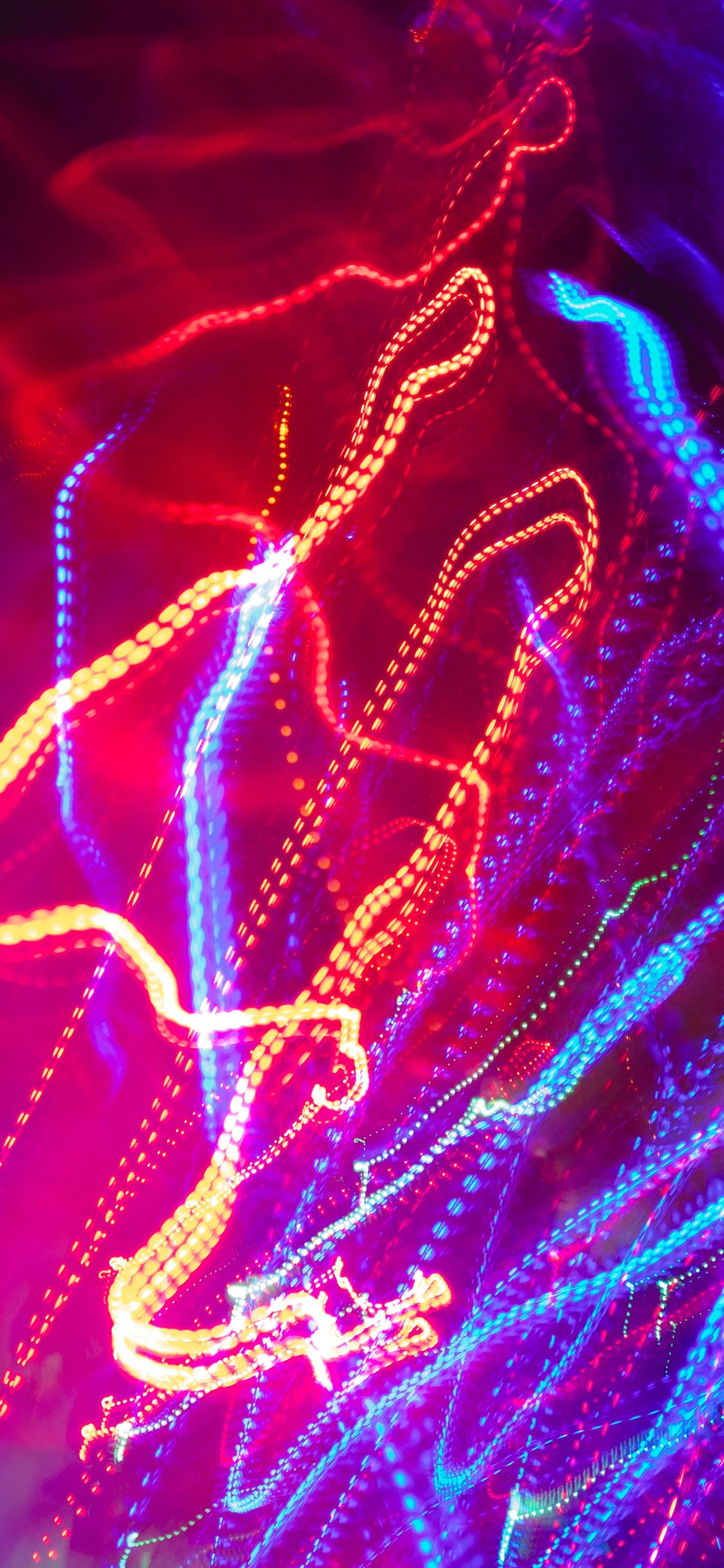 Обои свет, вода, пурпур, красный цвет, синий в разрешении 1125x2436