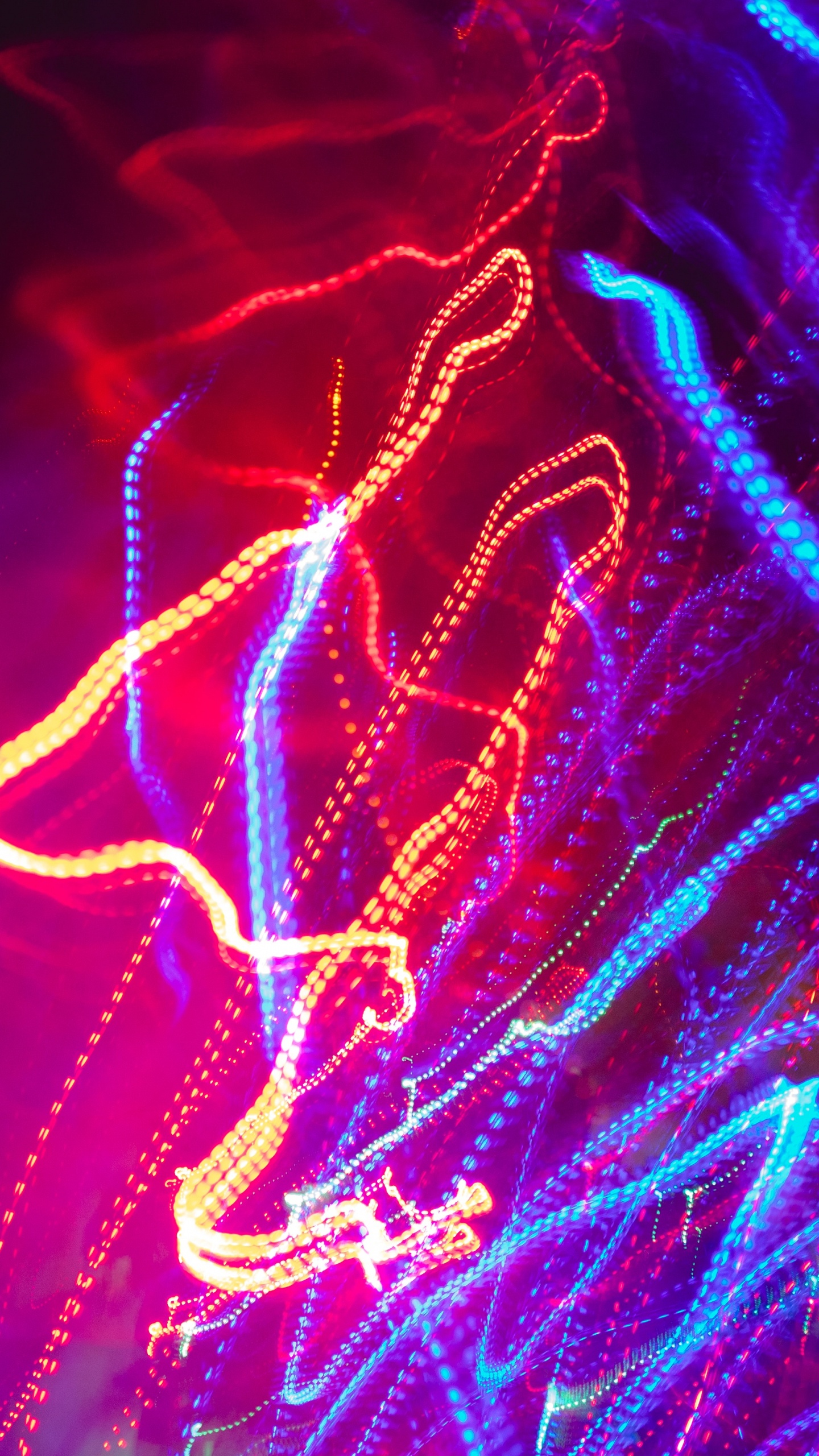 Обои свет, вода, пурпур, красный цвет, синий в разрешении 1440x2560