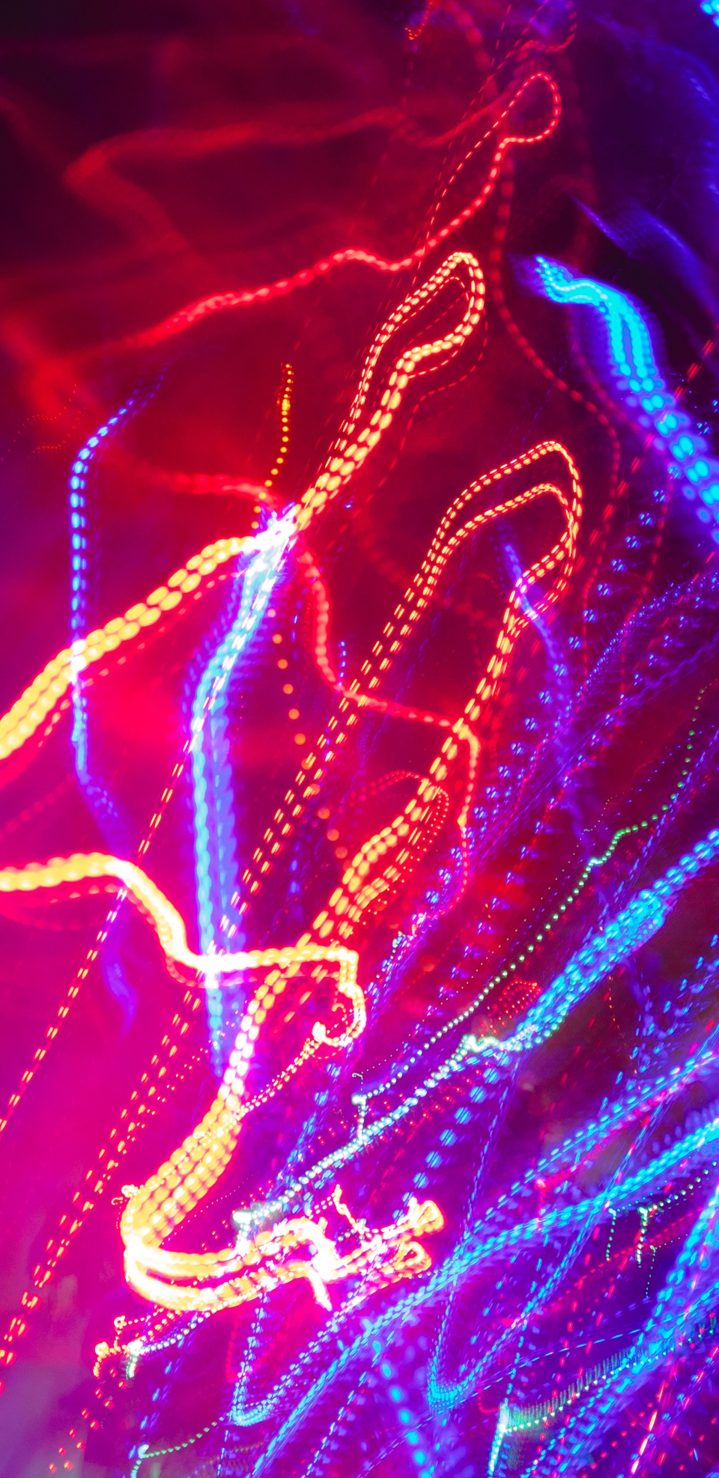 Обои свет, вода, пурпур, красный цвет, синий в разрешении 1440x2960