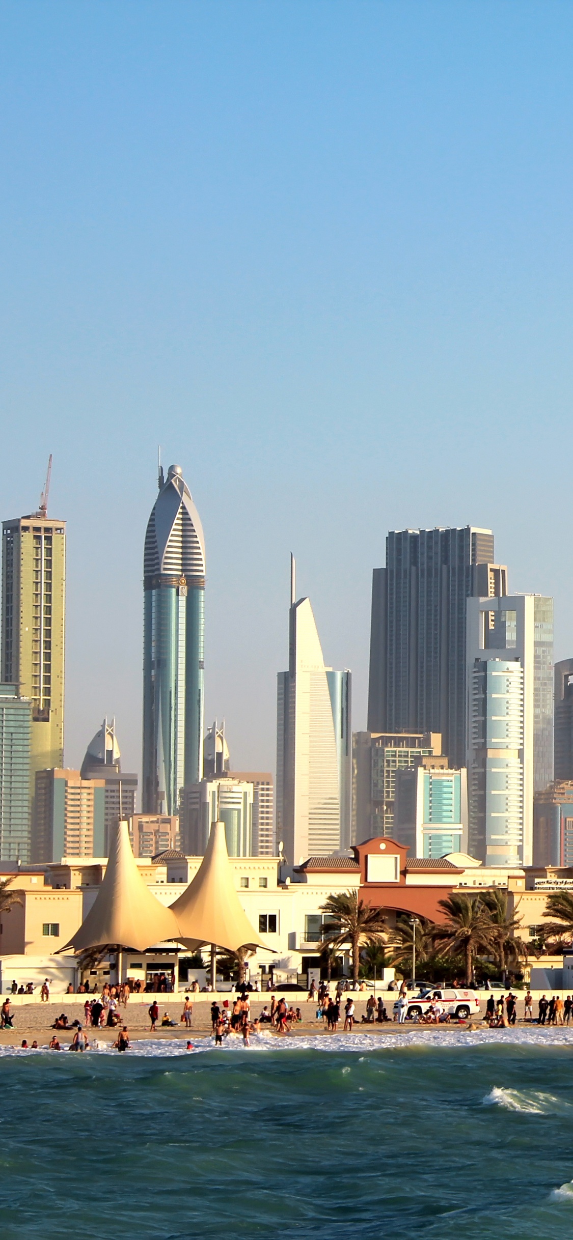 Обои вышка, небоскреб, город, линия горизонта, городской пейзаж в разрешении 1125x2436