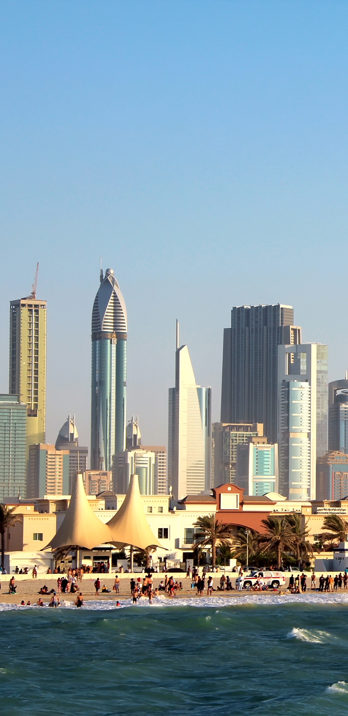 Обои вышка, небоскреб, город, линия горизонта, городской пейзаж в разрешении 1440x2960