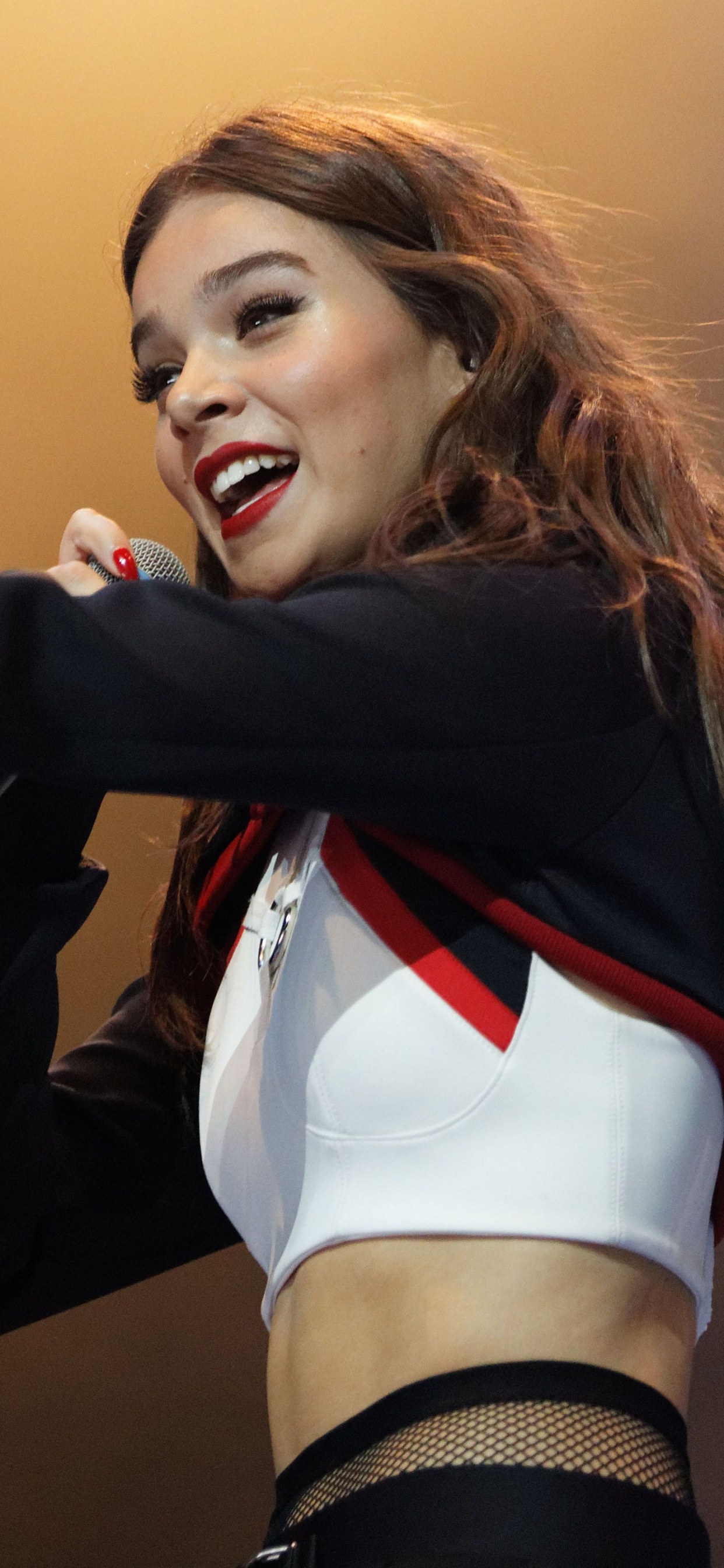 Обои Hailee Штайнфельд большой выходные, hailee штайнфельд, Представление, рука, блондин в разрешении 1242x2688