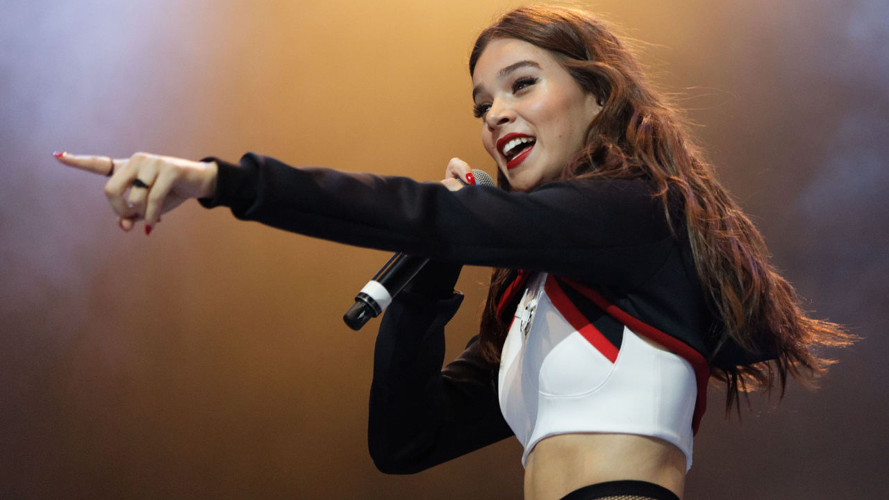 Обои Hailee Штайнфельд большой выходные, hailee штайнфельд, Представление, рука, блондин в разрешении 1280x720