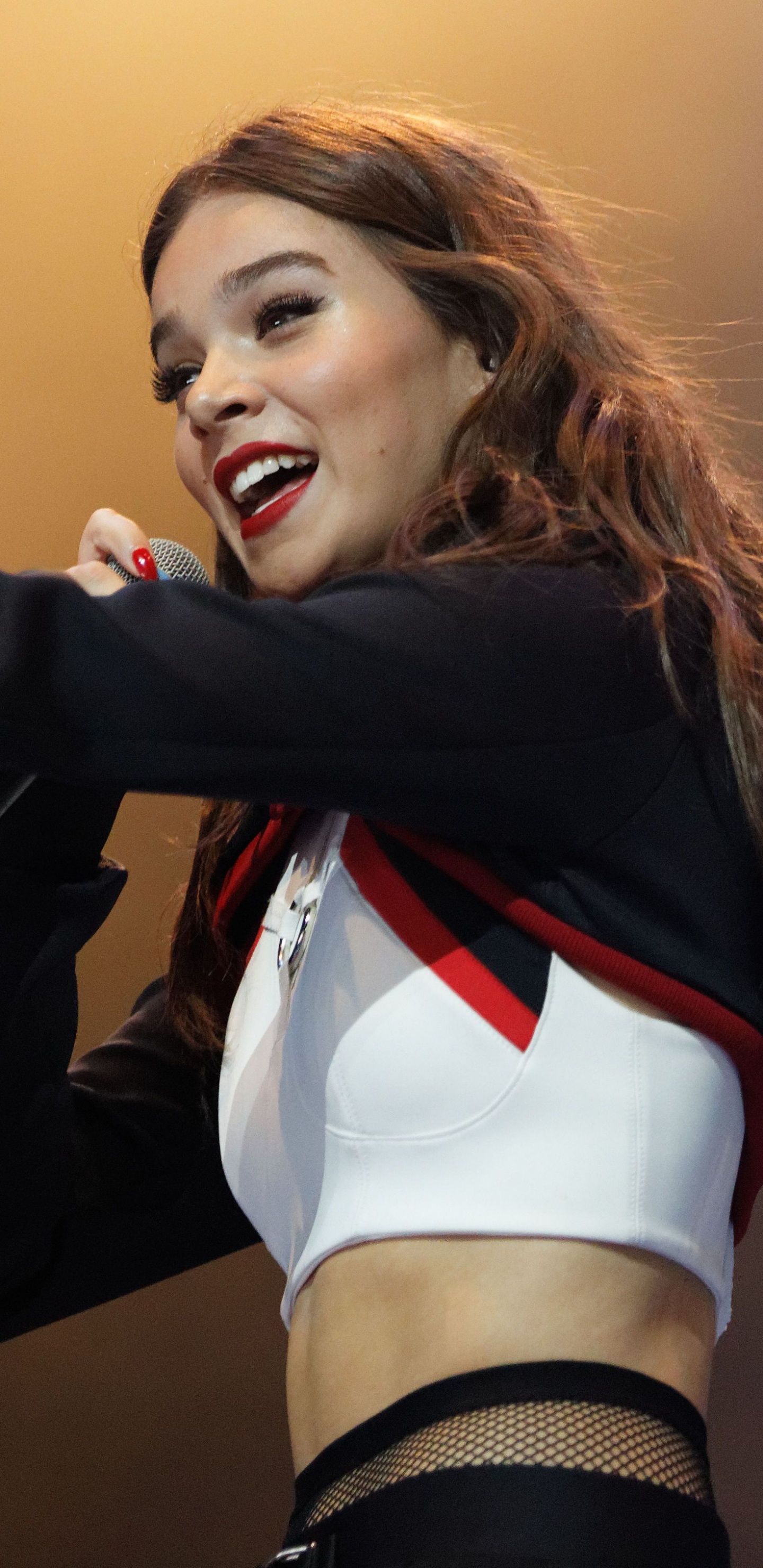 Обои Hailee Штайнфельд большой выходные, hailee штайнфельд, Представление, рука, блондин в разрешении 1440x2960