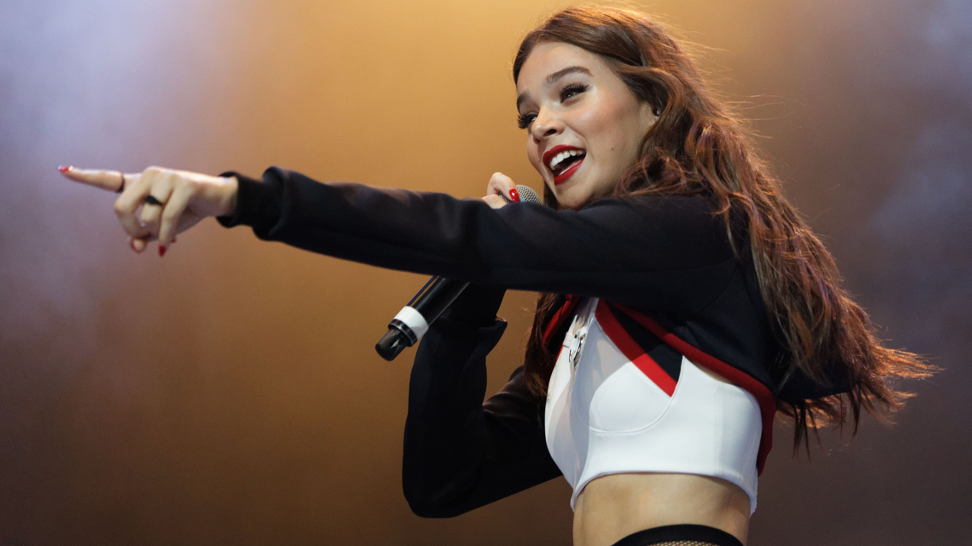 Обои Hailee Штайнфельд большой выходные, hailee штайнфельд, Представление, рука, блондин в разрешении 1920x1080