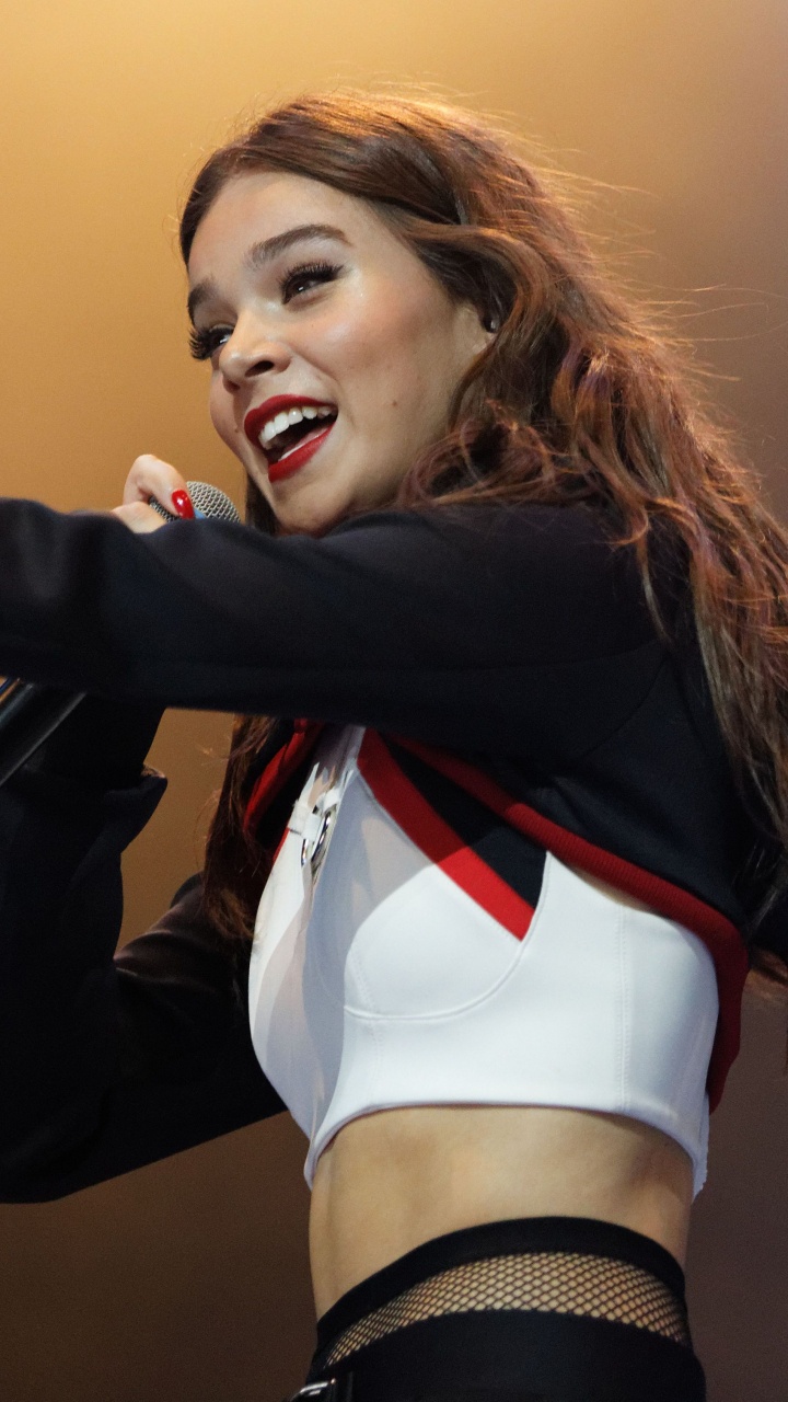 Обои Hailee Штайнфельд большой выходные, hailee штайнфельд, Представление, рука, блондин в разрешении 720x1280