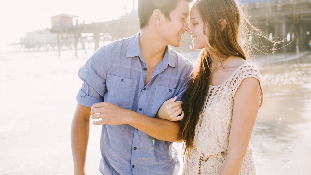 Обои роман, пара, крепкое объятие, любовь, медовый месяц в разрешении 1280x720