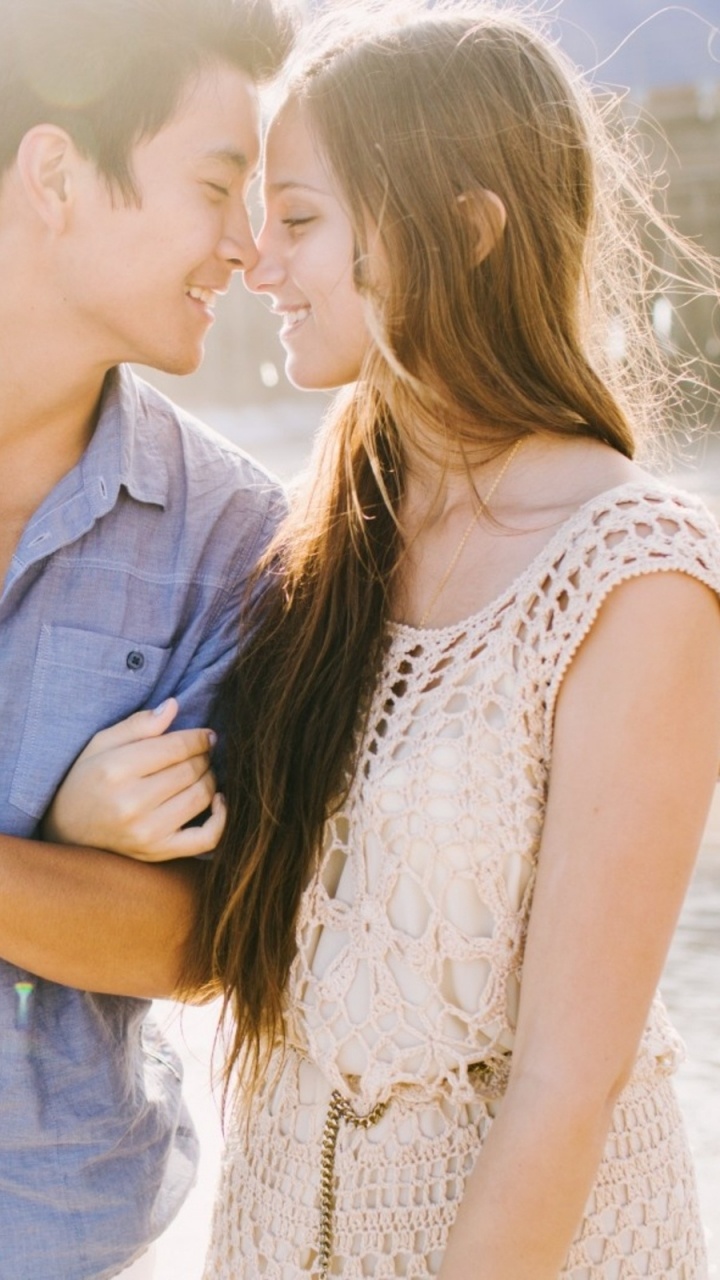 Обои роман, пара, крепкое объятие, любовь, медовый месяц в разрешении 720x1280