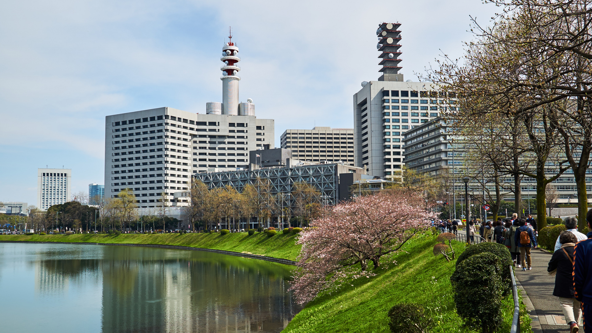 Обои город, дневное время, городской район, линия горизонта, небоскреб в разрешении 1920x1080